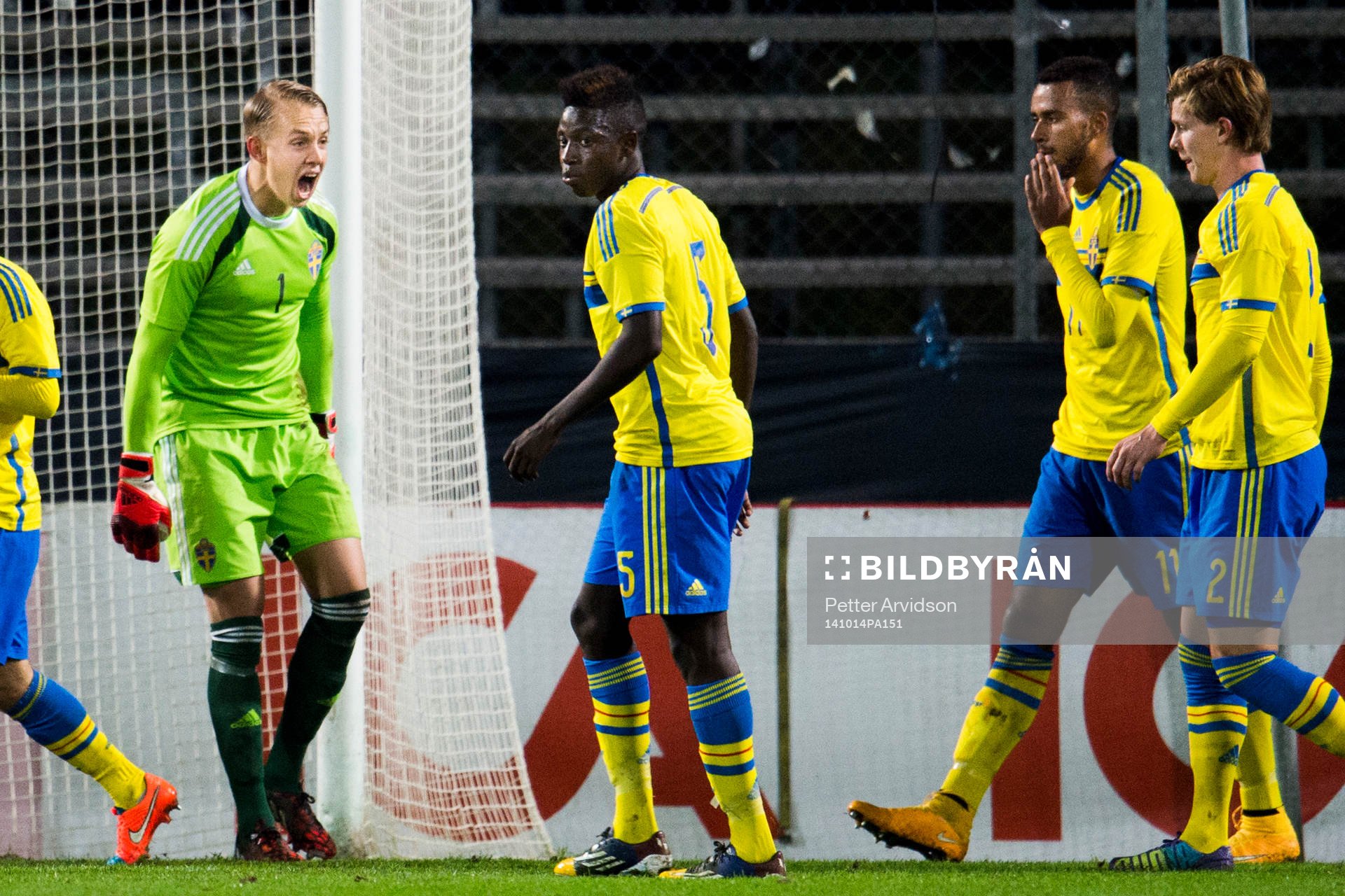 Sveriges målvakt Patrik Carlgren skriker ut sin ilska mot det svenska försvaret under fotbollsmatchen i kvalet till EM för U21 mellan Sverige och Frankrike den 14 oktober 2014 i Halmstad.