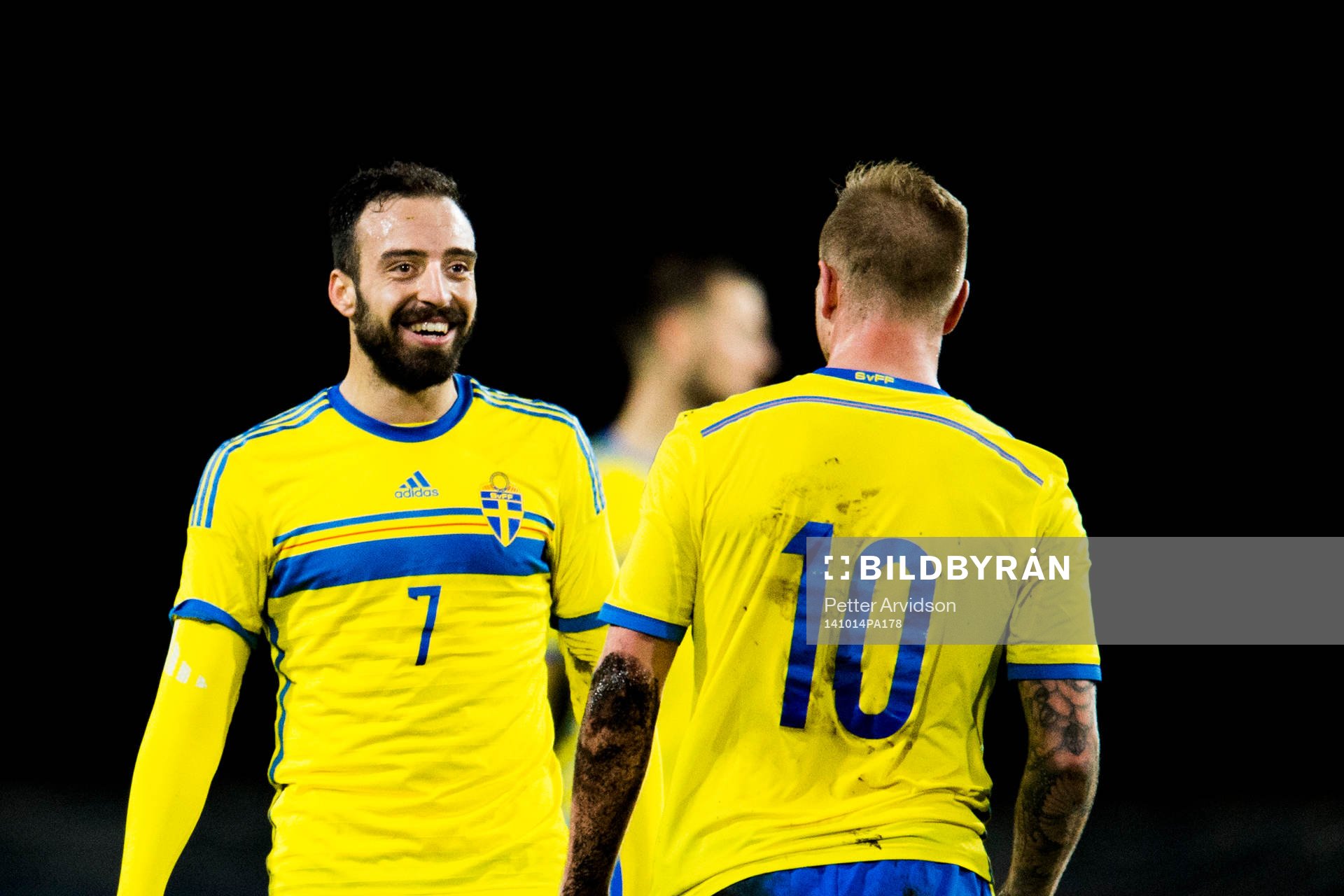 Sveriges Abdul Khalili ser glad ut när han tittar på John