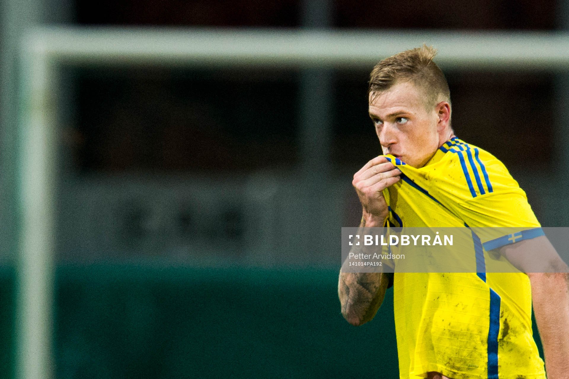 Sveriges John Guidetti kysser emblemet på bröstet