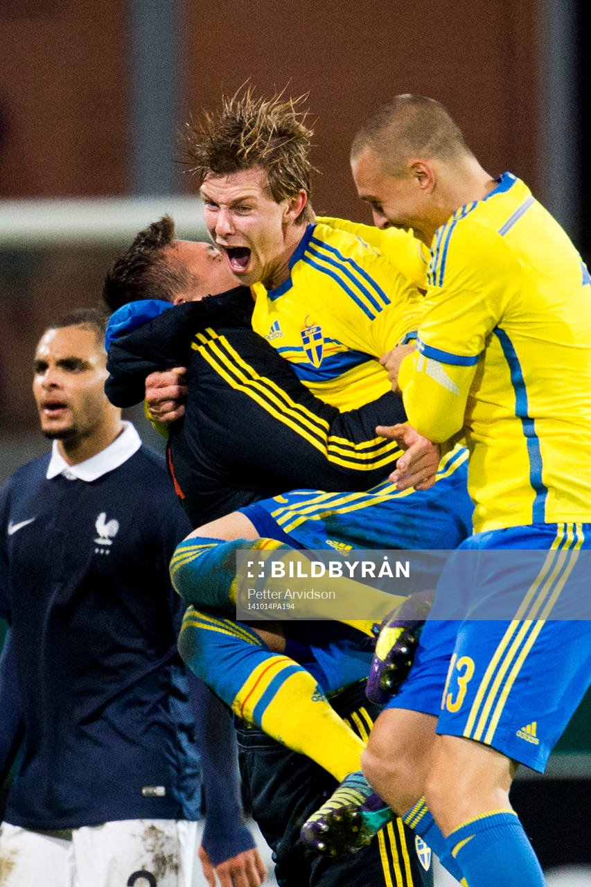 Sveriges Emil Krafth och Victor Nilsson Lindelöf jublar