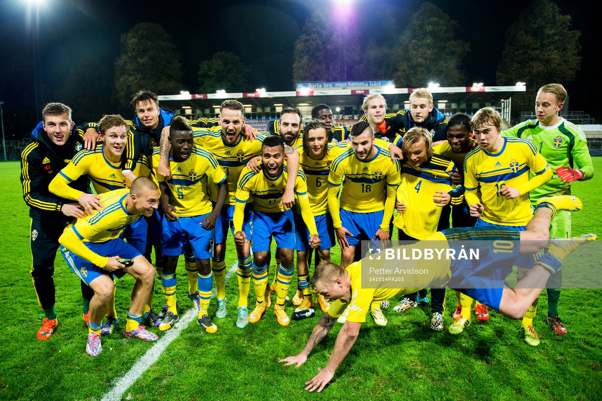 Sveriges John Guidetti kastar sig in i ett gruppfoto