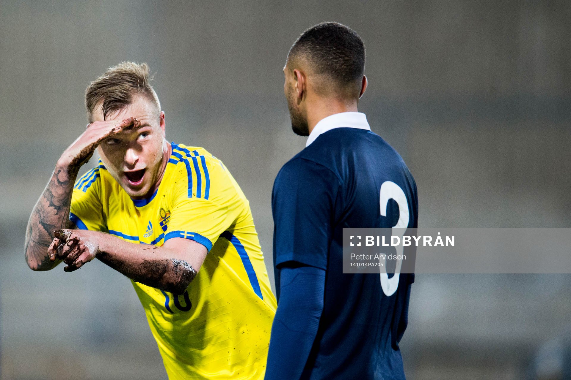 Sveriges John Guidetti jublar mot Frankrikes Layvin Kurzawa