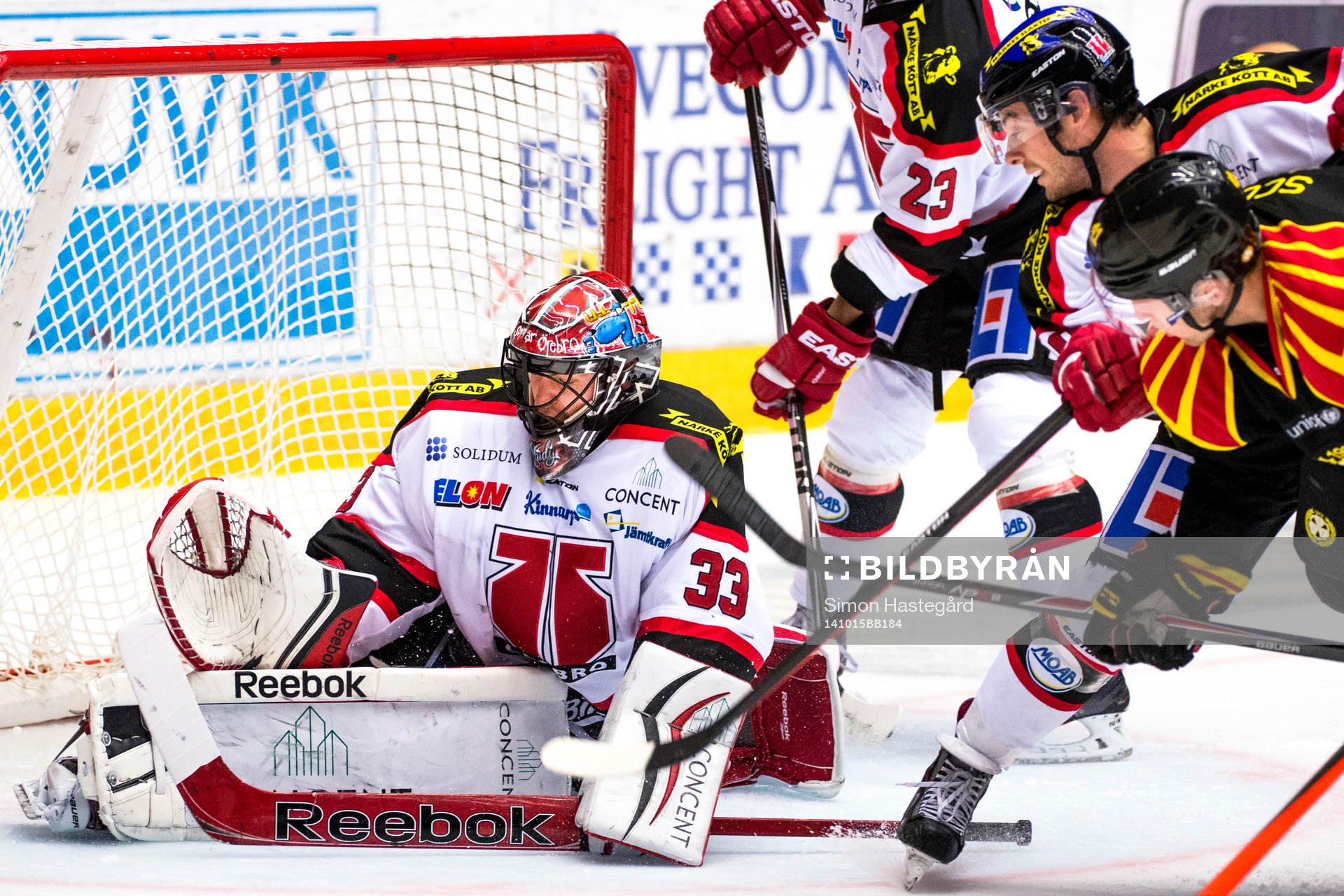 Julius Hudacek, målvakt i Örebro, räddar skott framför