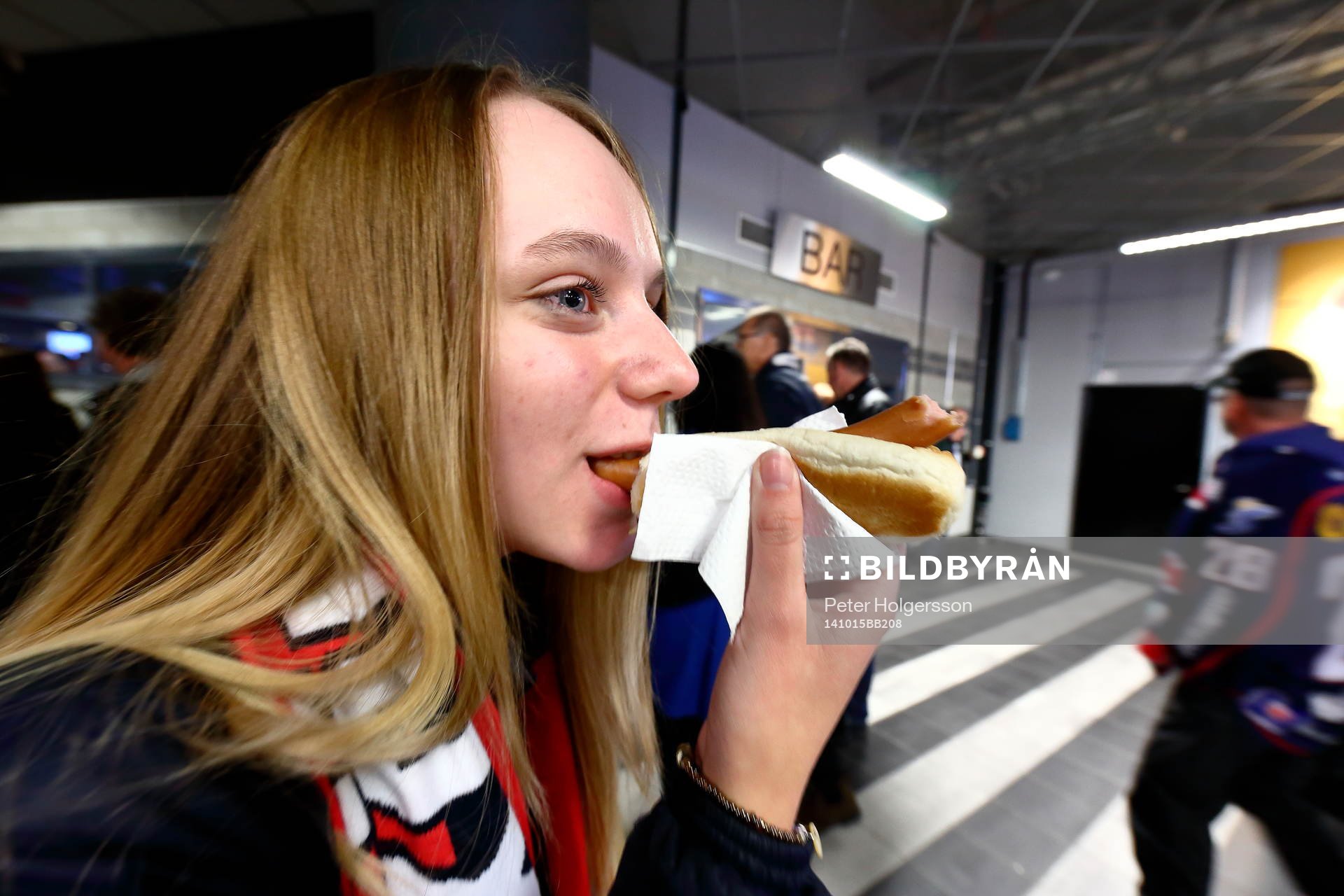 Åskådare äter korv