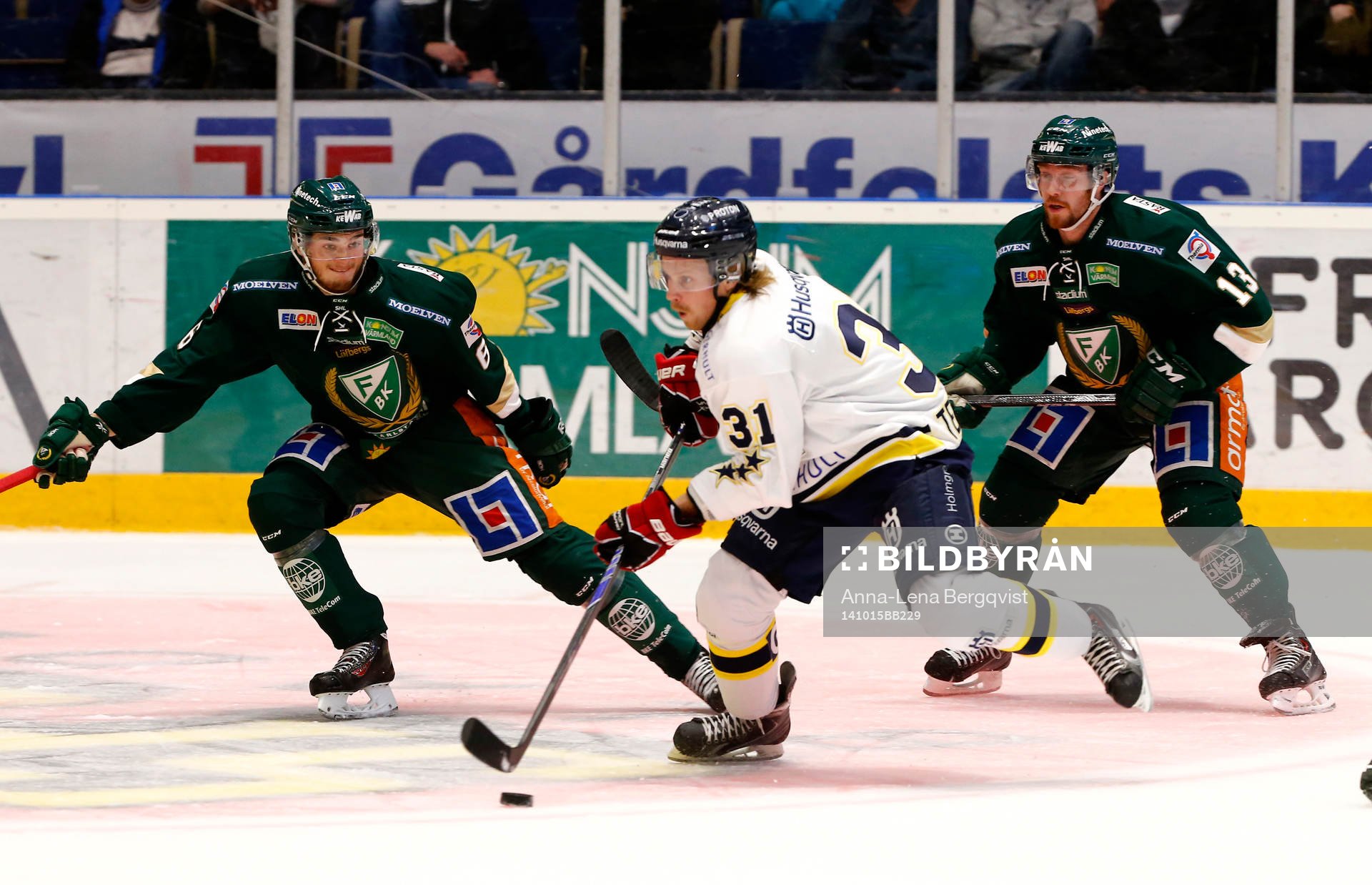 Mattias Tedenby jagas av Färjestads Ludwig Byström och