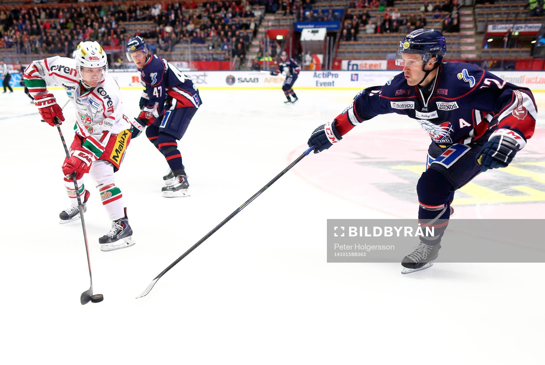 s Kyle Flanagan och Linköpings Sebastian Karlsson