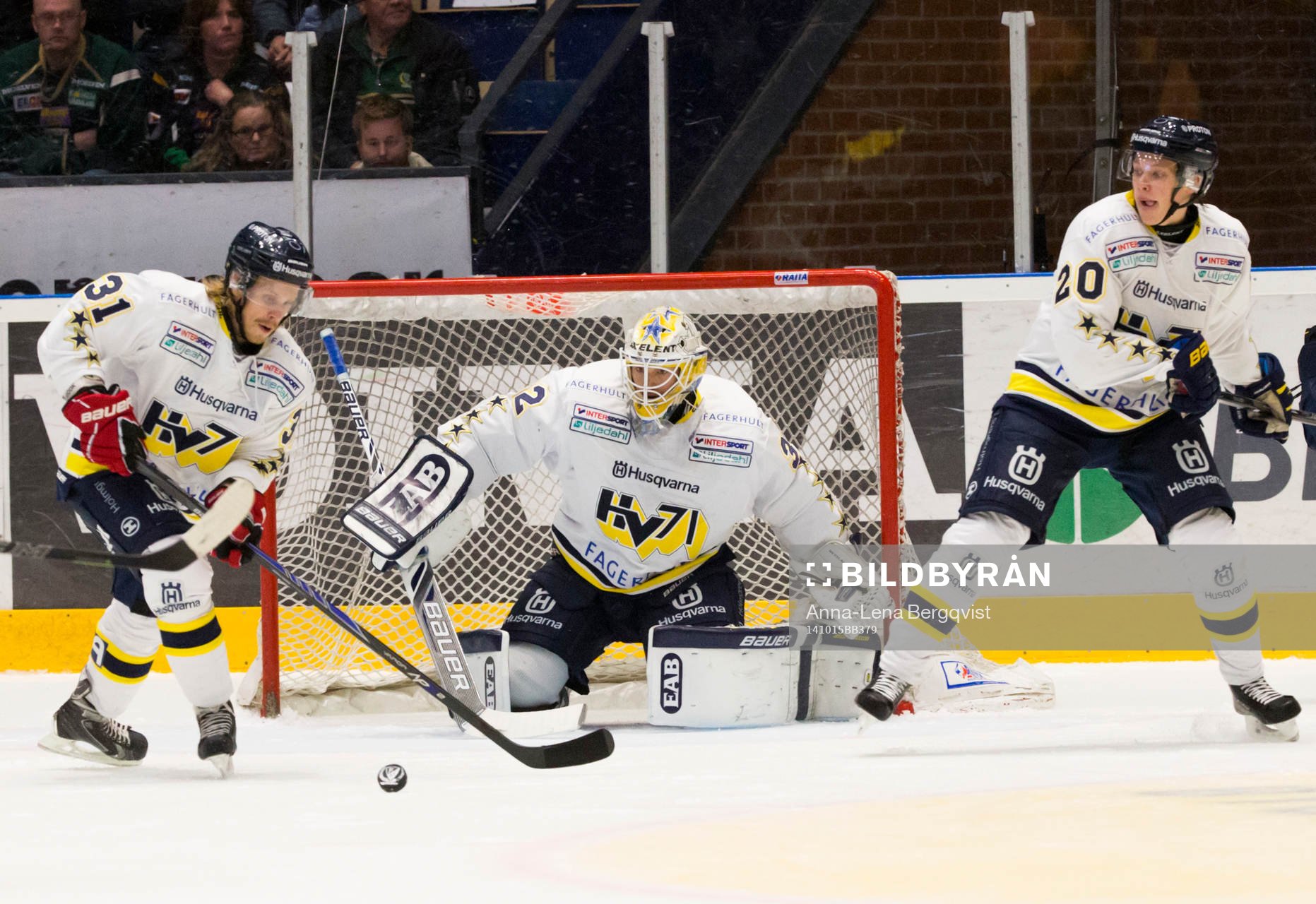 s målvakt Gustaf Wesslau får hjälp av Mattias Tedenby