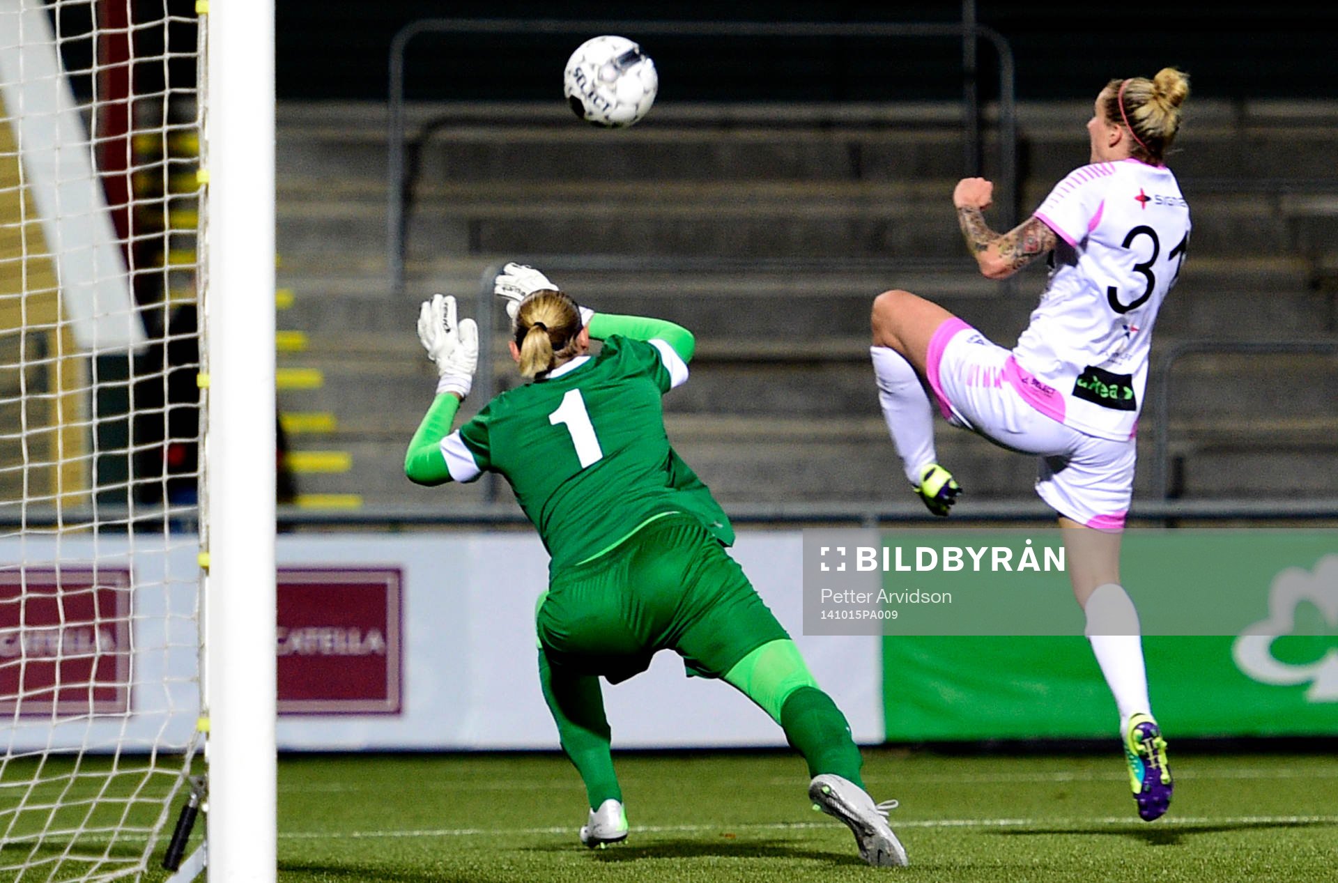 Rosengårds Anja Mittag gör 2-0 bakom Ryazans målvakt