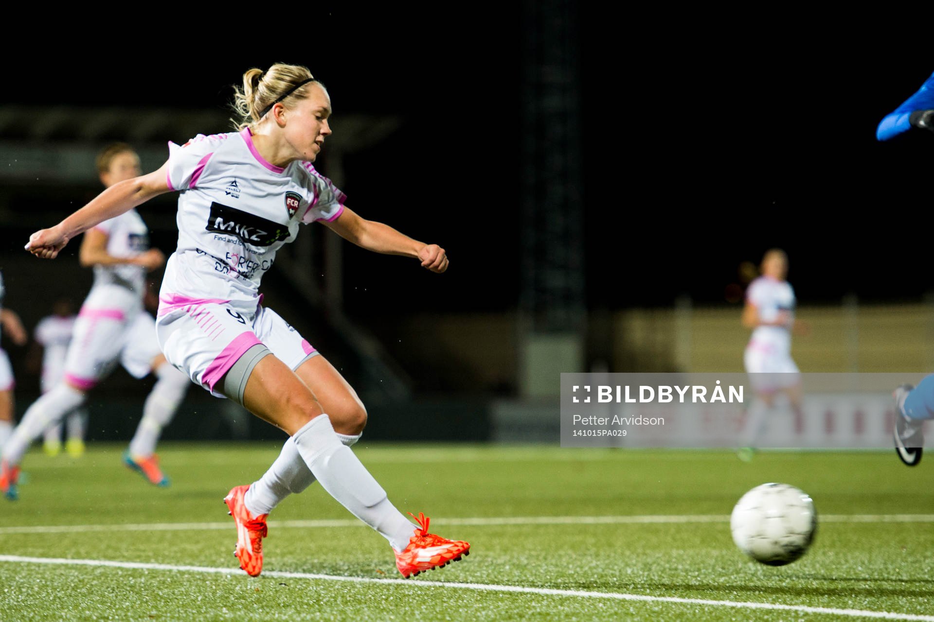 Rosengårds Elin Rubensson spelar in bollen