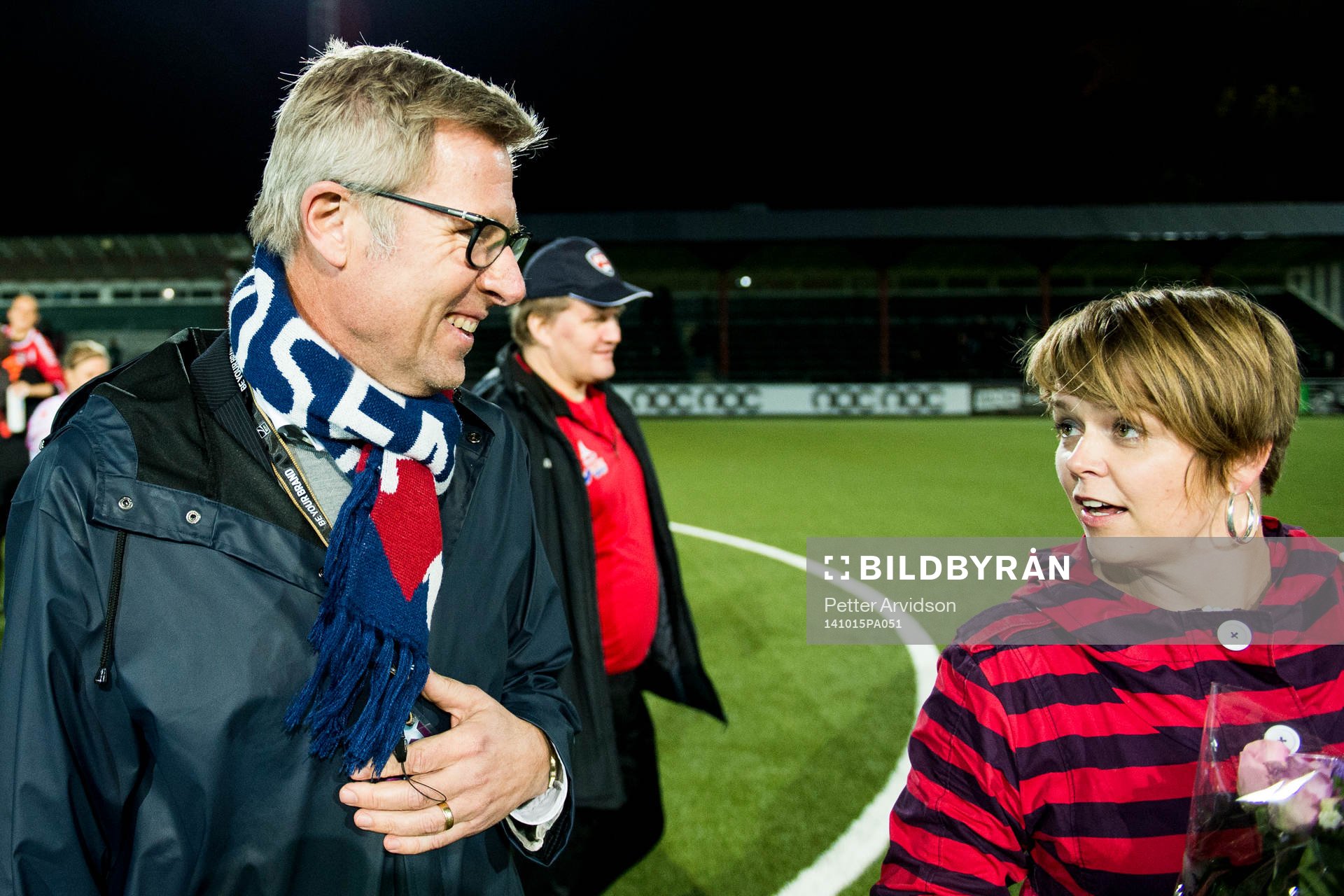 Rosengårds VD Klas Tjebbes pratar med Malmö Stads