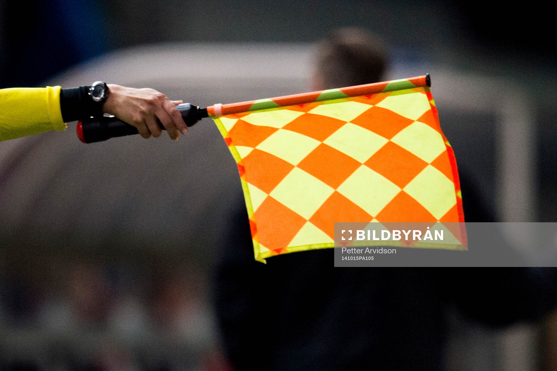 Offside vinkar assisterande domaren