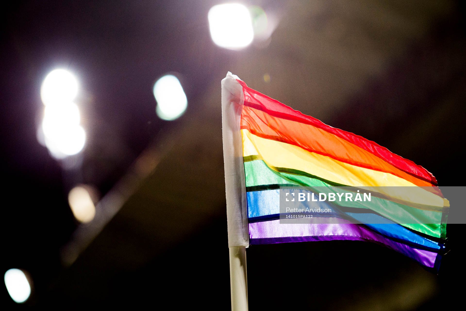 Hörnflaggorna är prideflaggor i regnbågens färger när