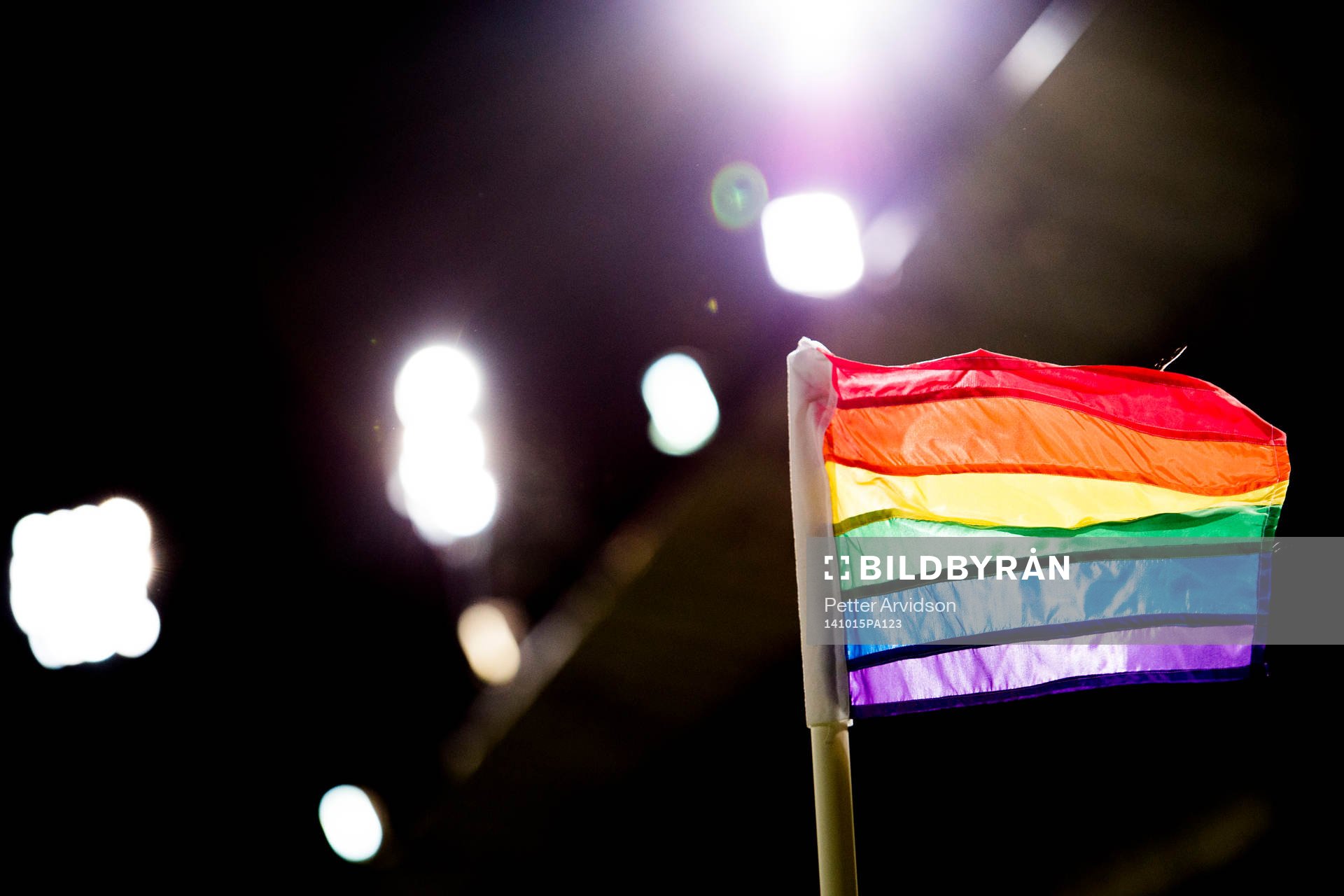 Hörnflaggorna är prideflaggor i regnbågens färger när