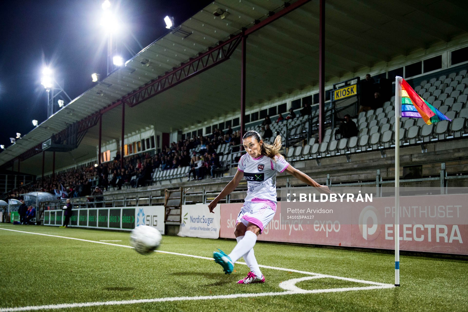 Rosengårds Marta Viera Da Silva slår en hörna när