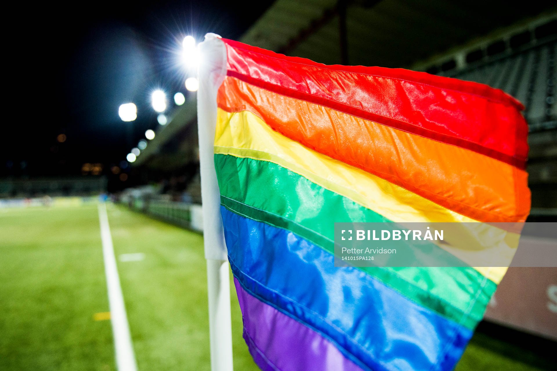 Hörnflaggorna är prideflaggor i regnbågens färger när