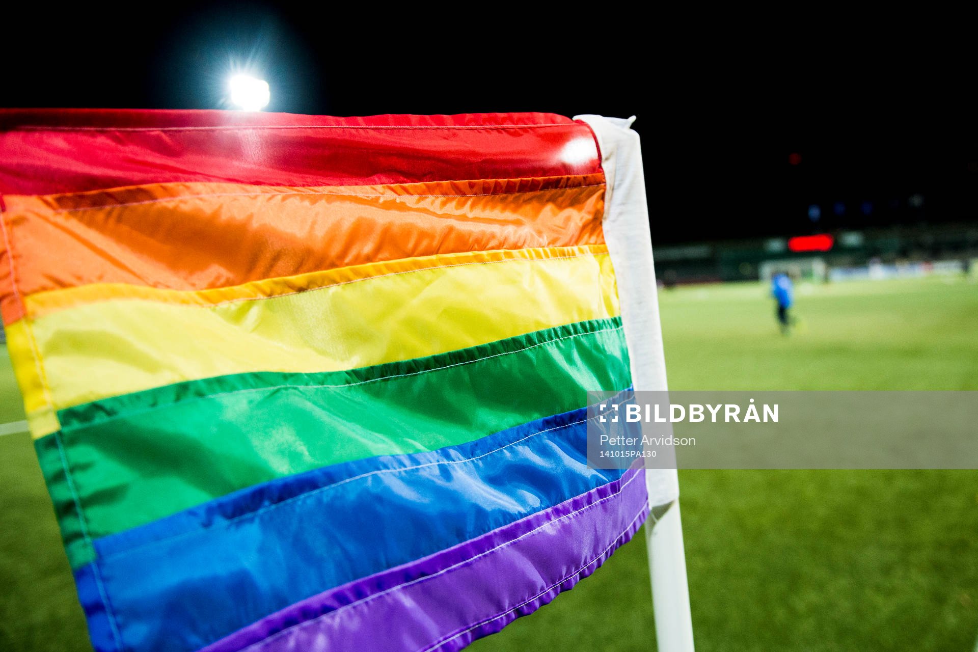 Hörnflaggorna är prideflaggor i regnbågens färger när