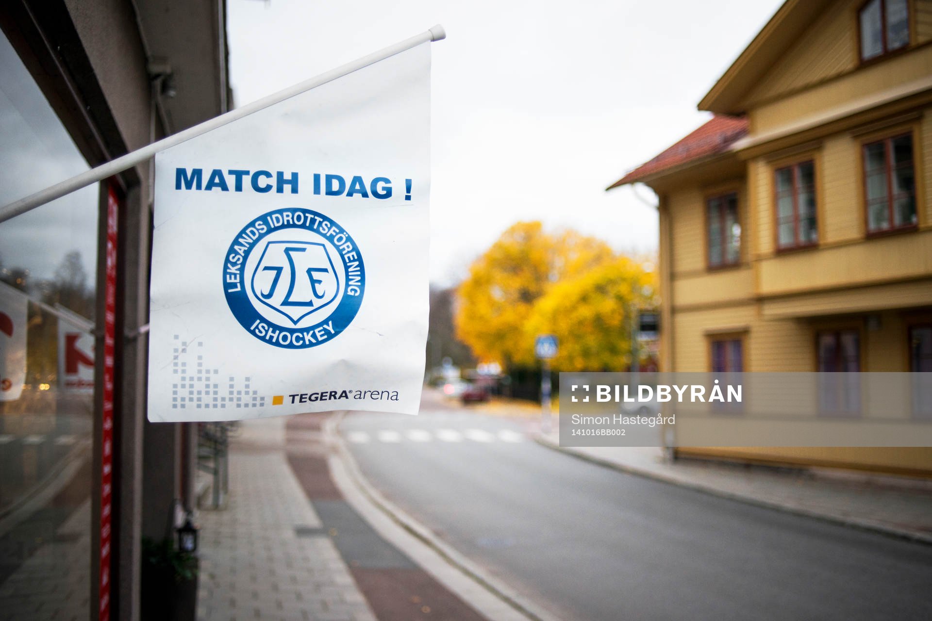Flagga i centrala Leksand före ishockeymatchen i SHL