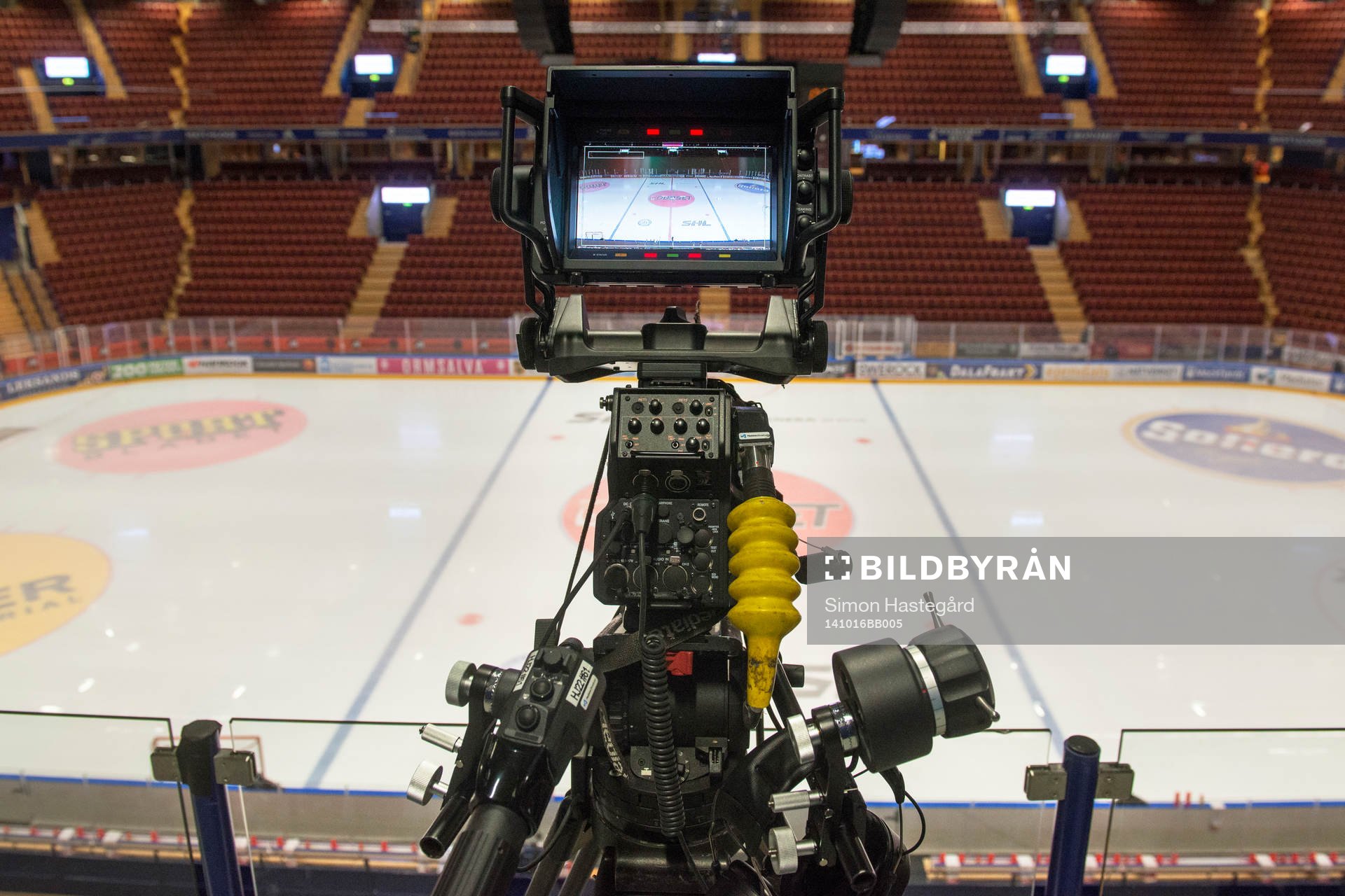 Obemannad tv-kamera före ishockeymatchen i SHL mellan