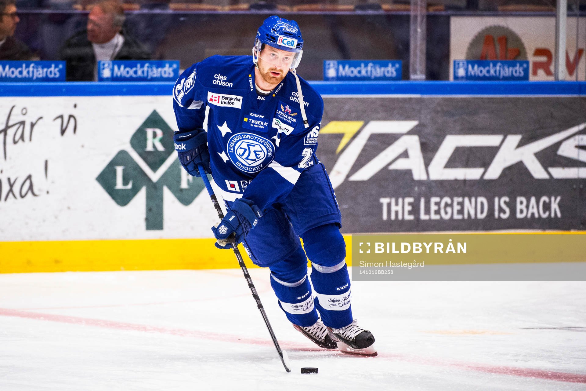 Leksands Mattias Ritola värmer upp före ishockeymatchen i