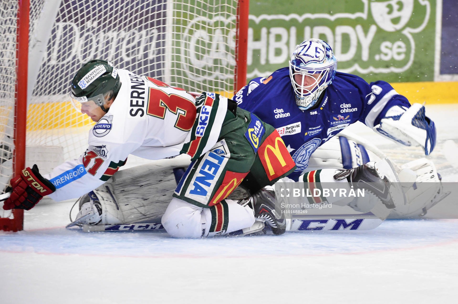Frölundas Nicklas Lasu och Leksands målvakt Oscar