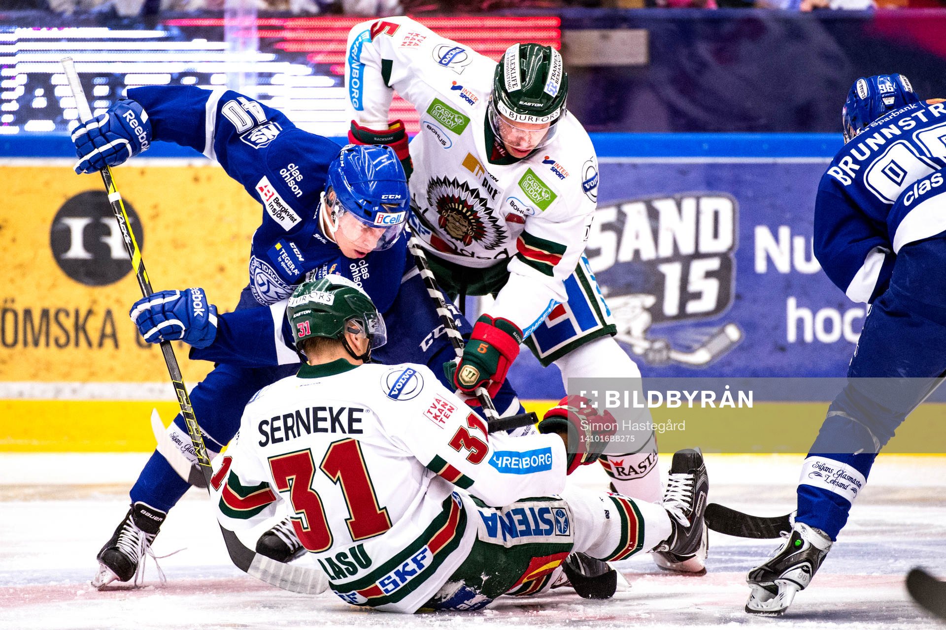Leksands Tomi Sallinen i duell om pucken med Frölundas