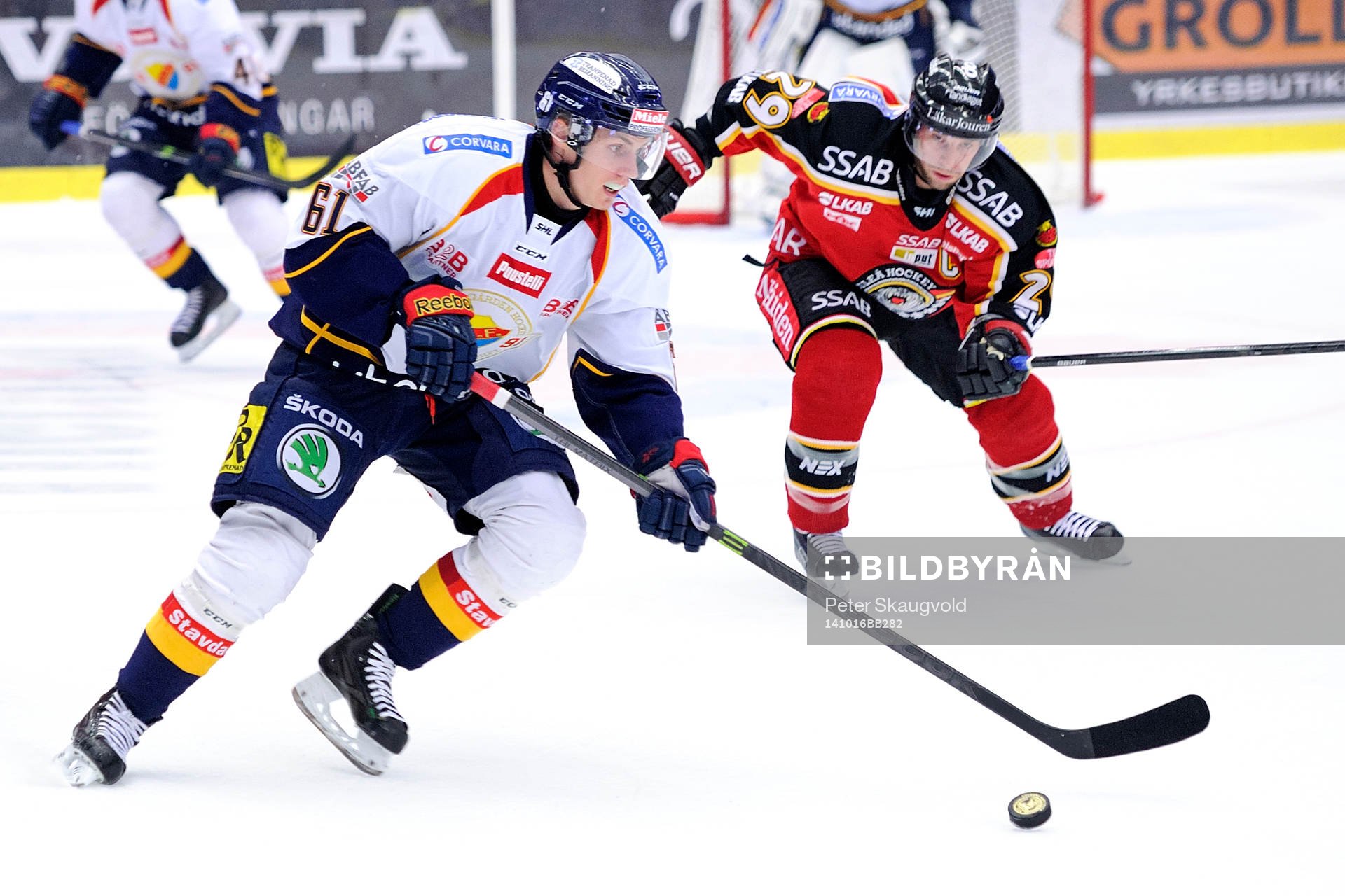 Djurgårdens Markus Ljung jagas av Luleås Chris Abbott