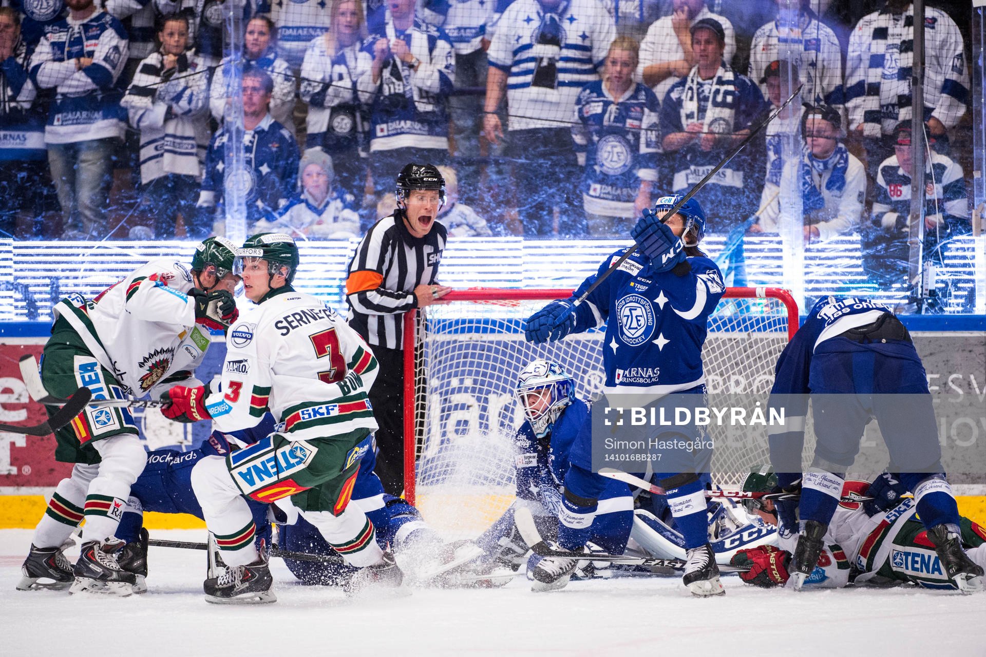 Leksands målvakt Oscar Alsenfelt har det stökigt framför