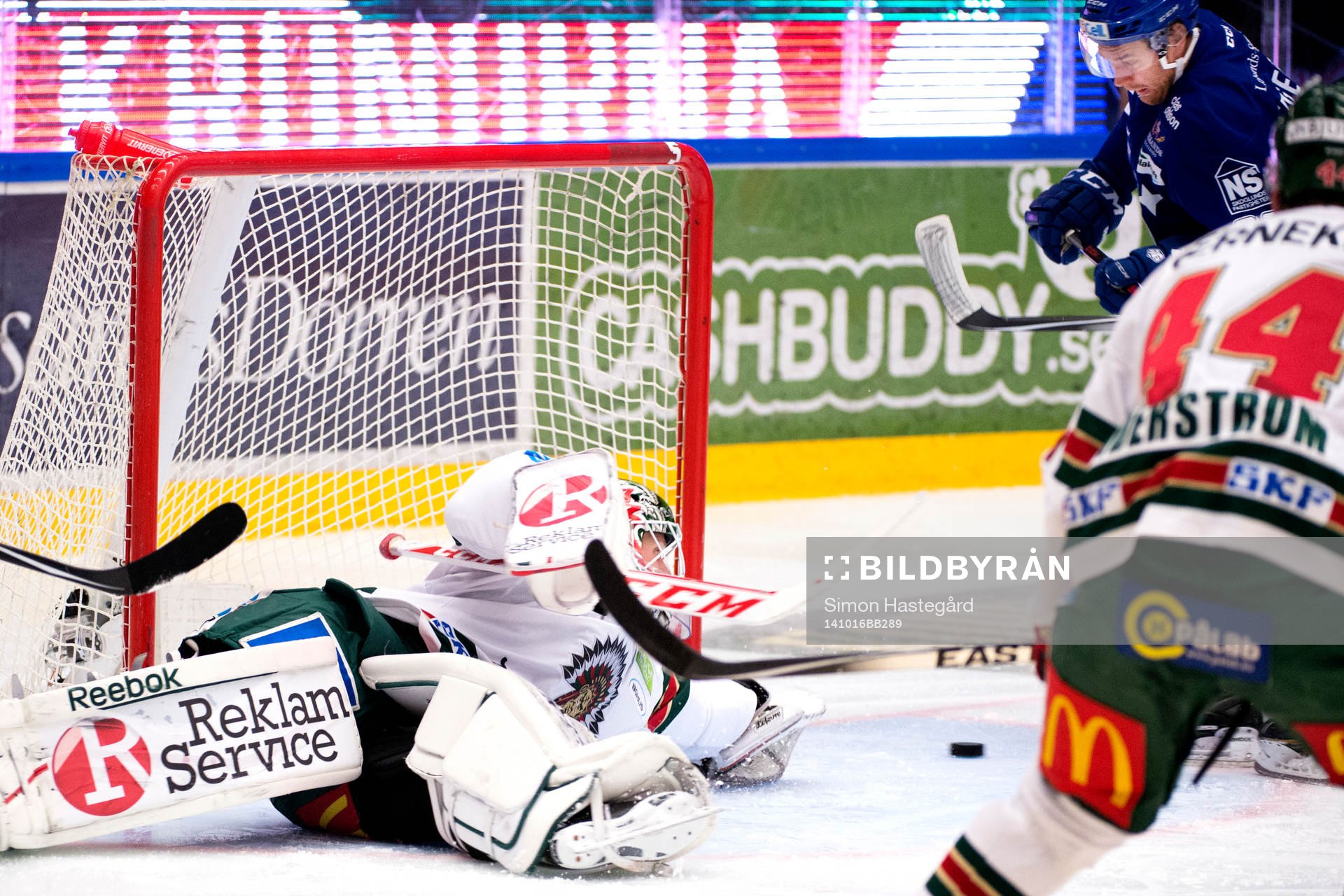 Frölundas målvakt Lars Johansson räddar skott från