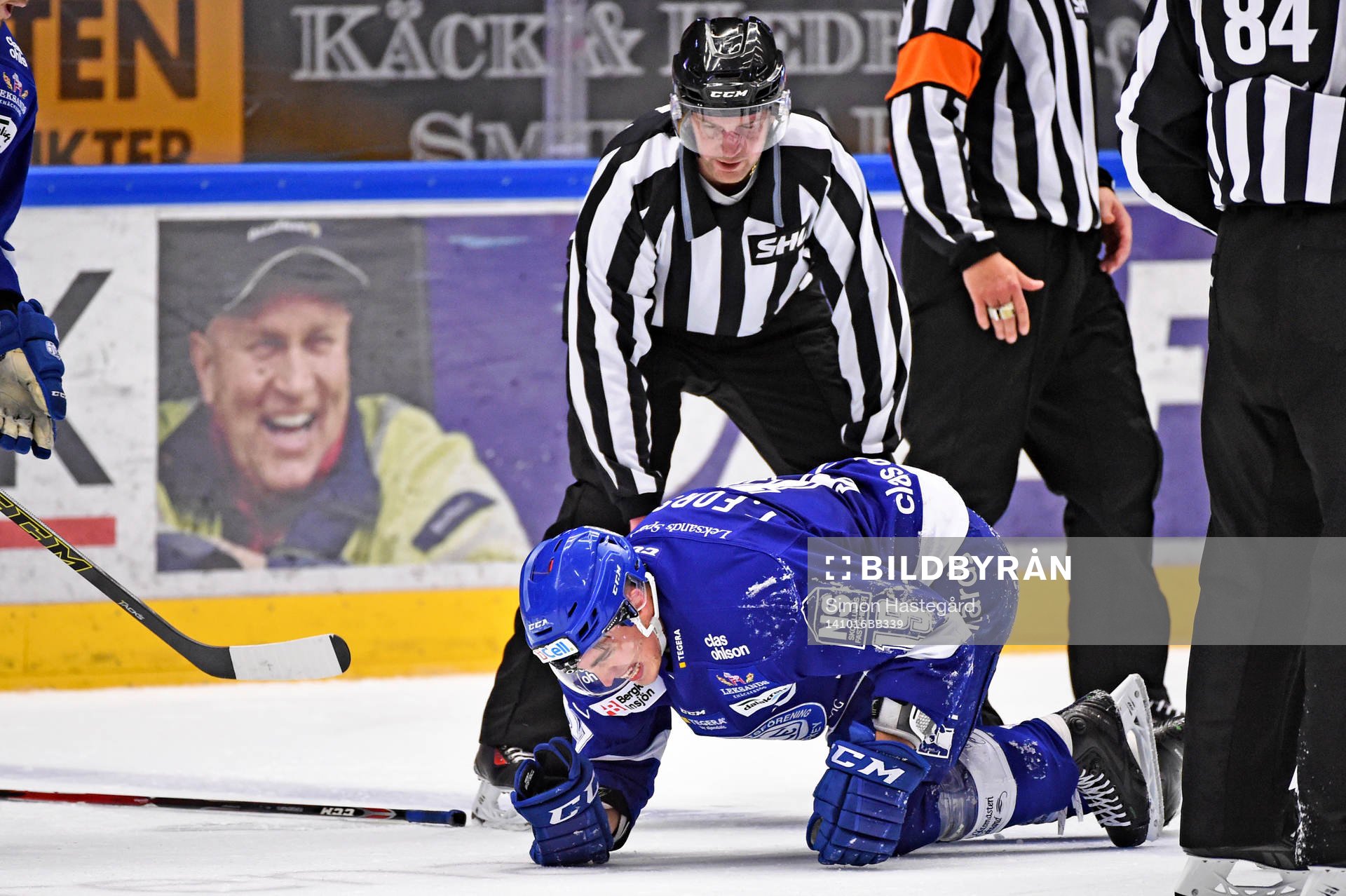 Leksands Tobias Forsberg tar sig för knät