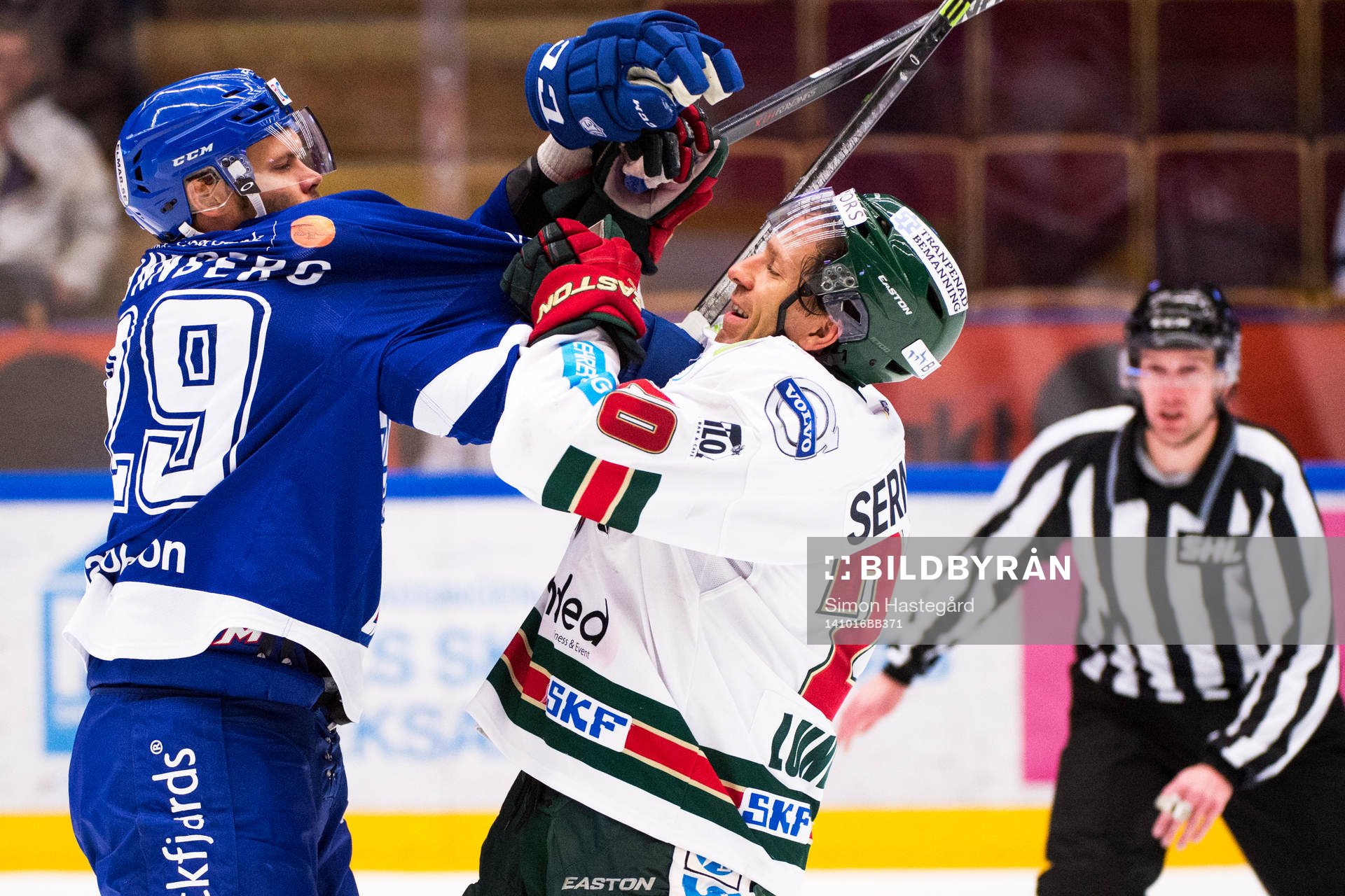Leksands Joonas Rönnberg och Frölundas  Joel Lundqvist i