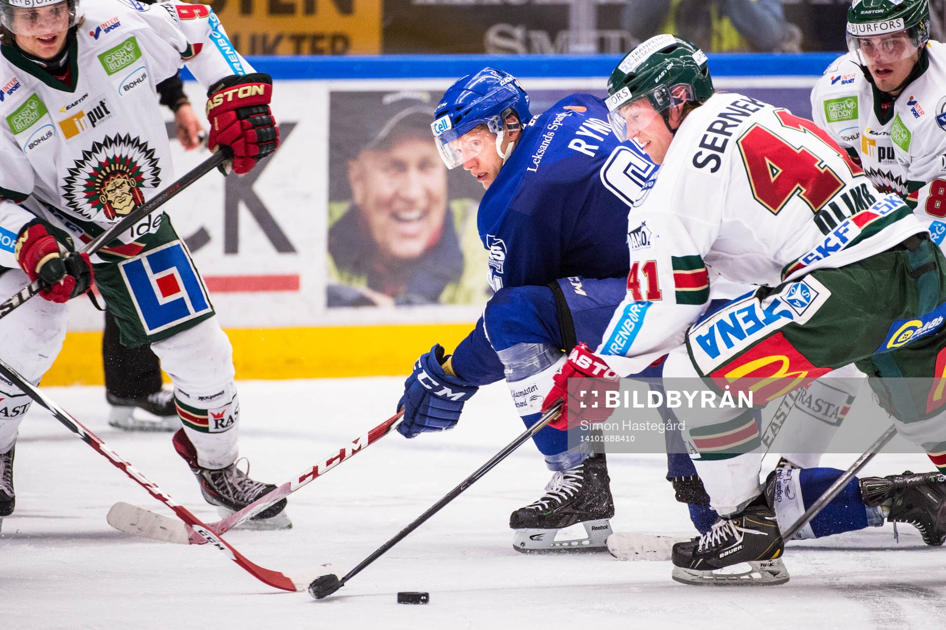 Leksands Johan Ryno i en kamp om pucken med Frölundas
