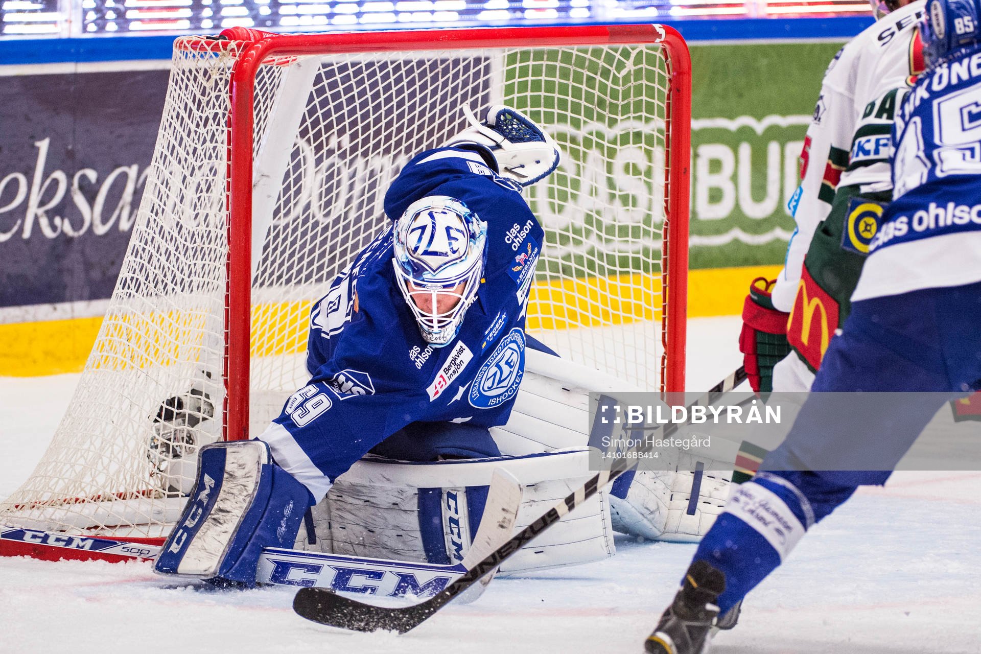 Leksands målvakt Oscar Alsenfelt räddar skott