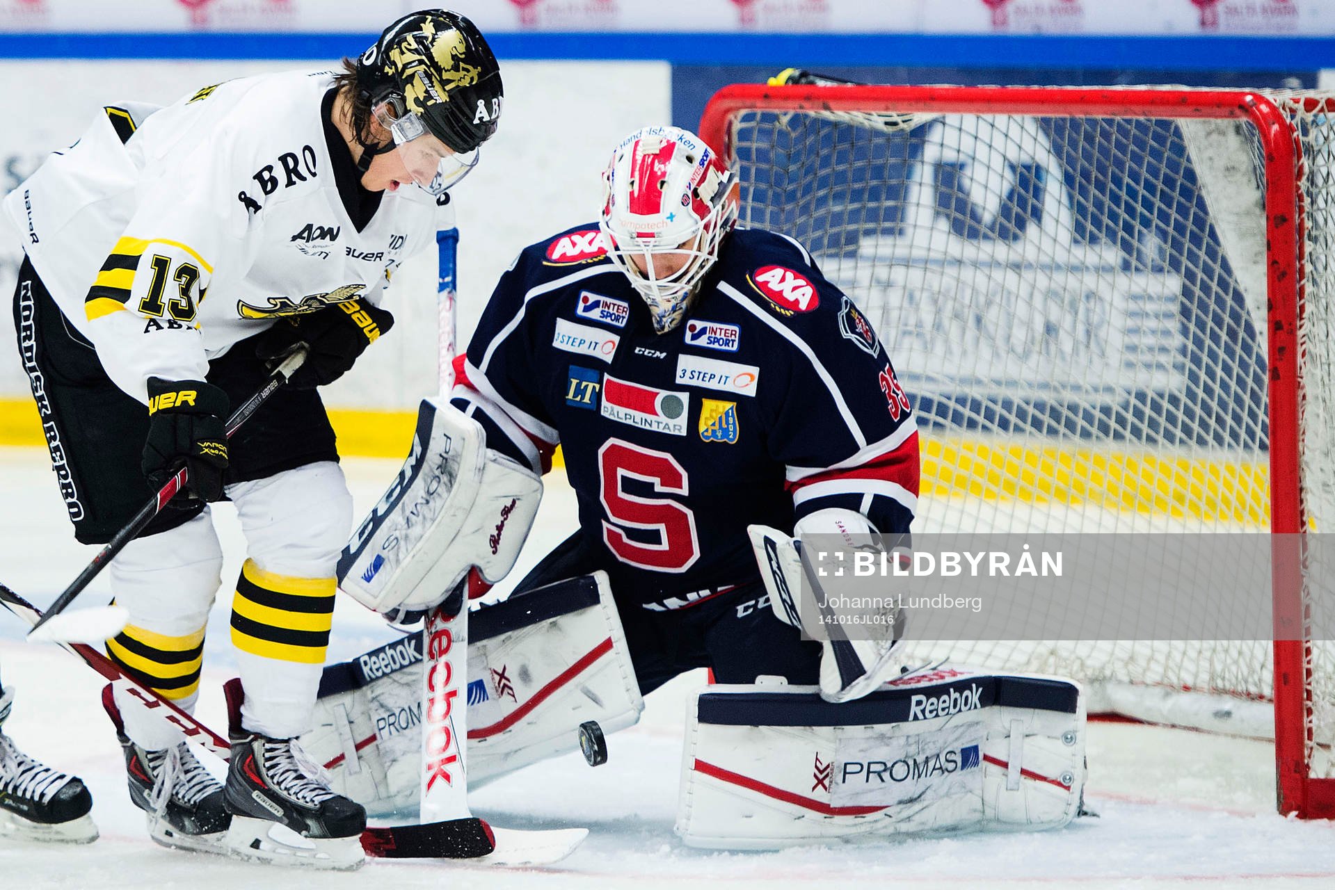 s Marcus Jonsson och Södertäljes målvakt Tim Sandberg