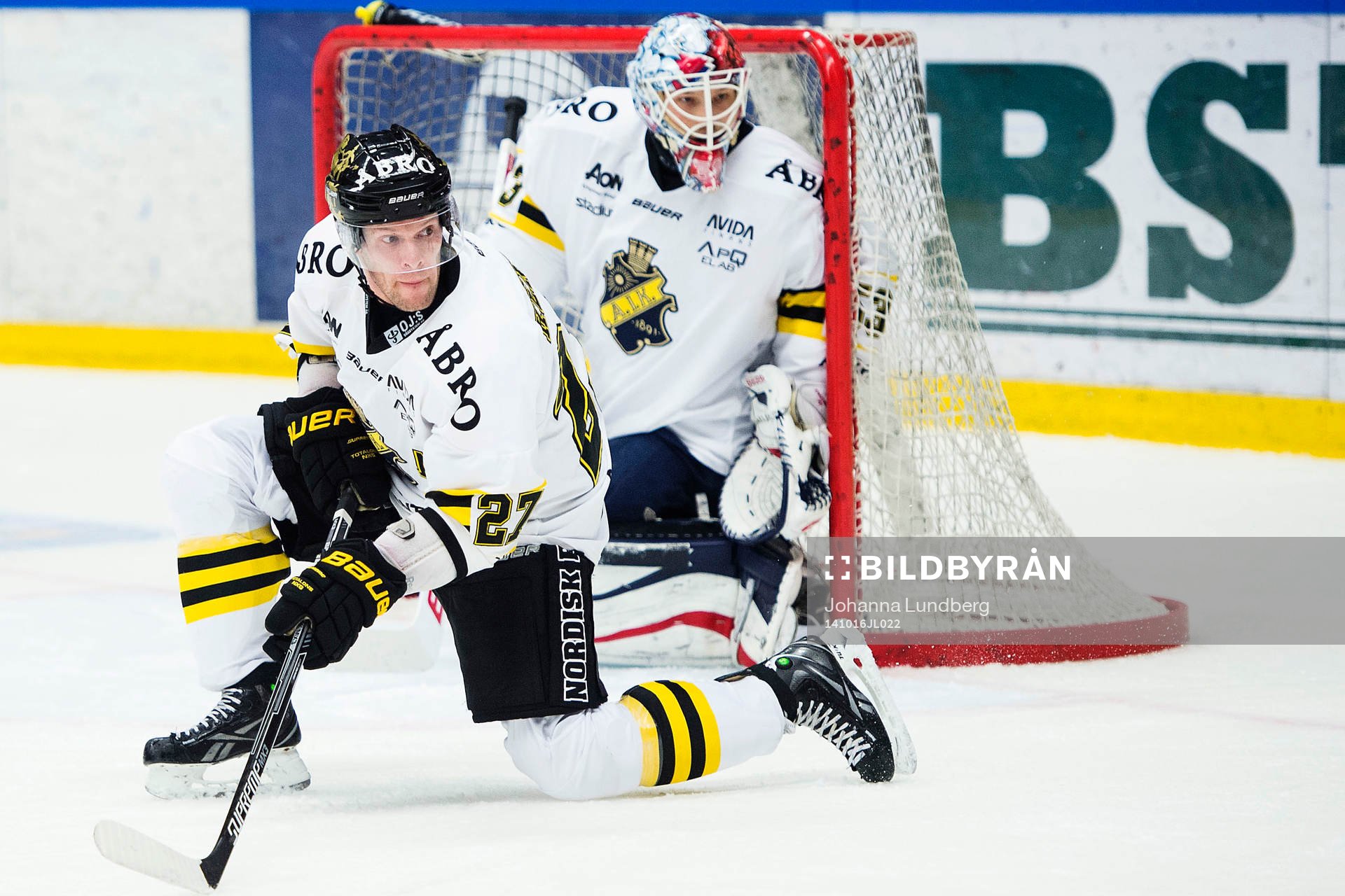 s Jordan Hendry täcker skott framför målvakt Christian