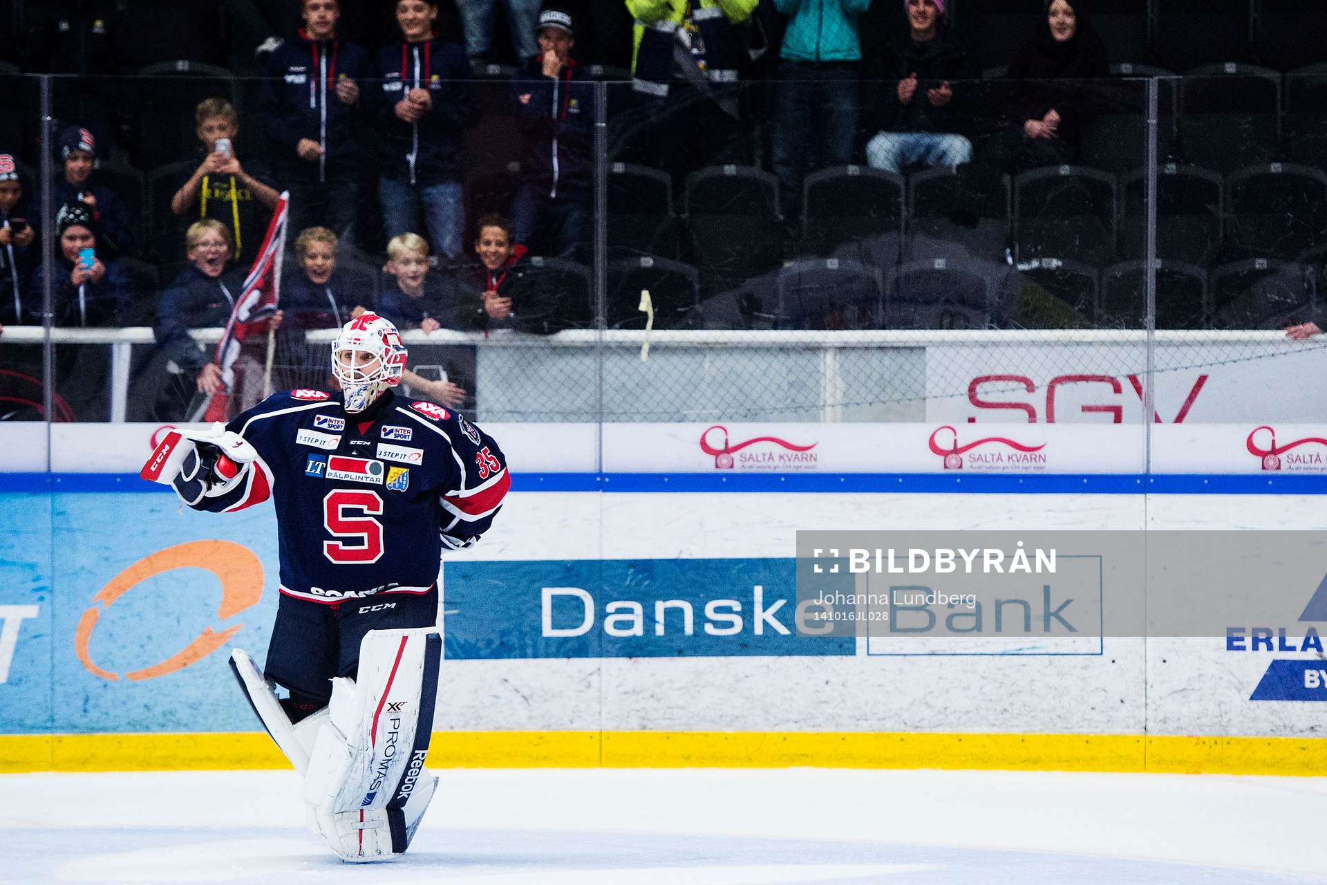 Södertäljes målvakt Tim Sandberg dansar framför klacken