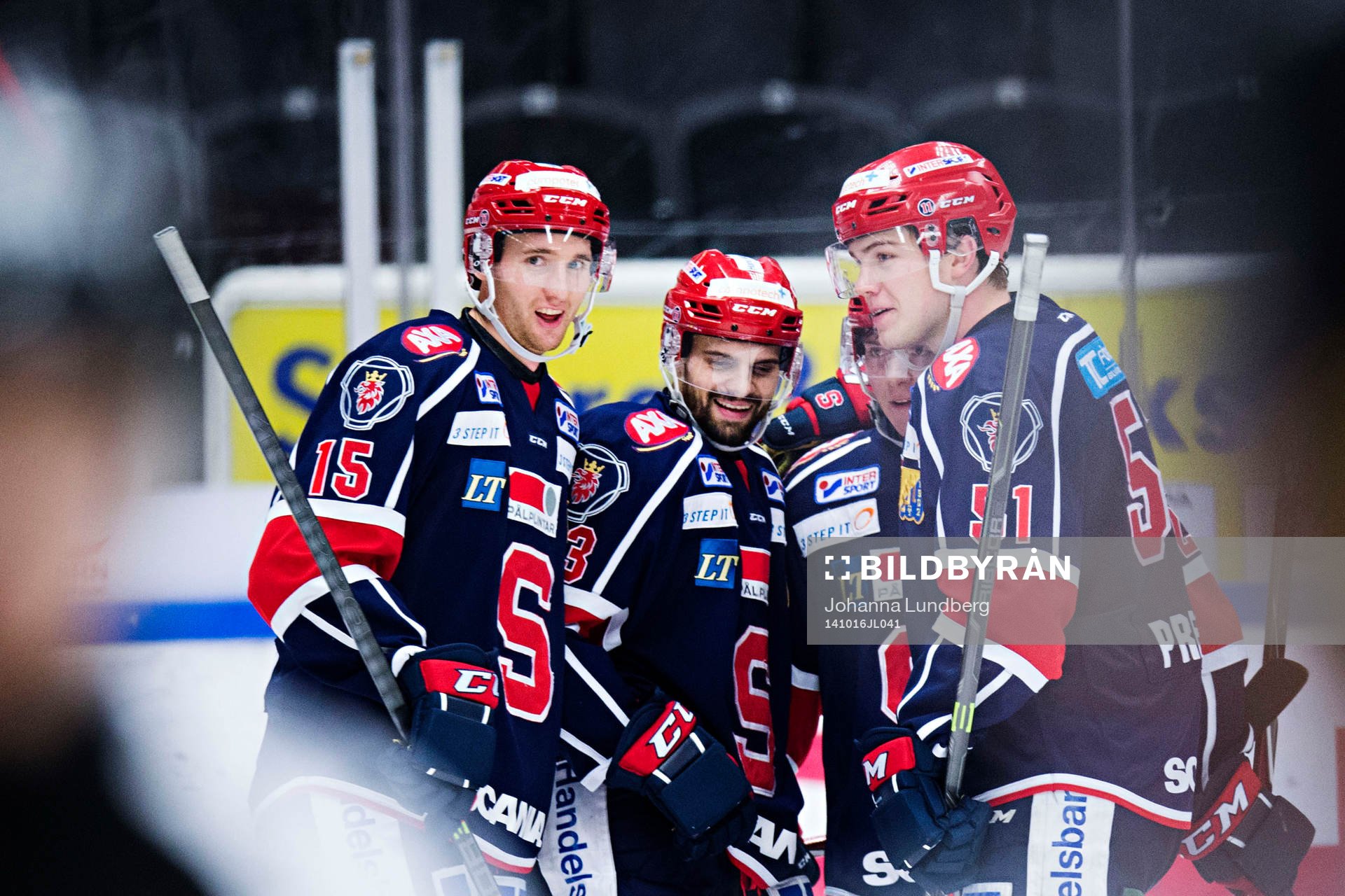 Södertäljes Mattias Beck (mitten) gör 2-1 och jublar med