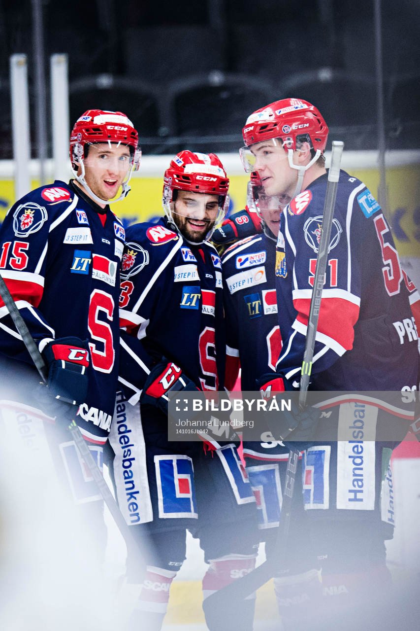 Södertäljes Mattias Beck (mitten) gör 2-1 och jublar med