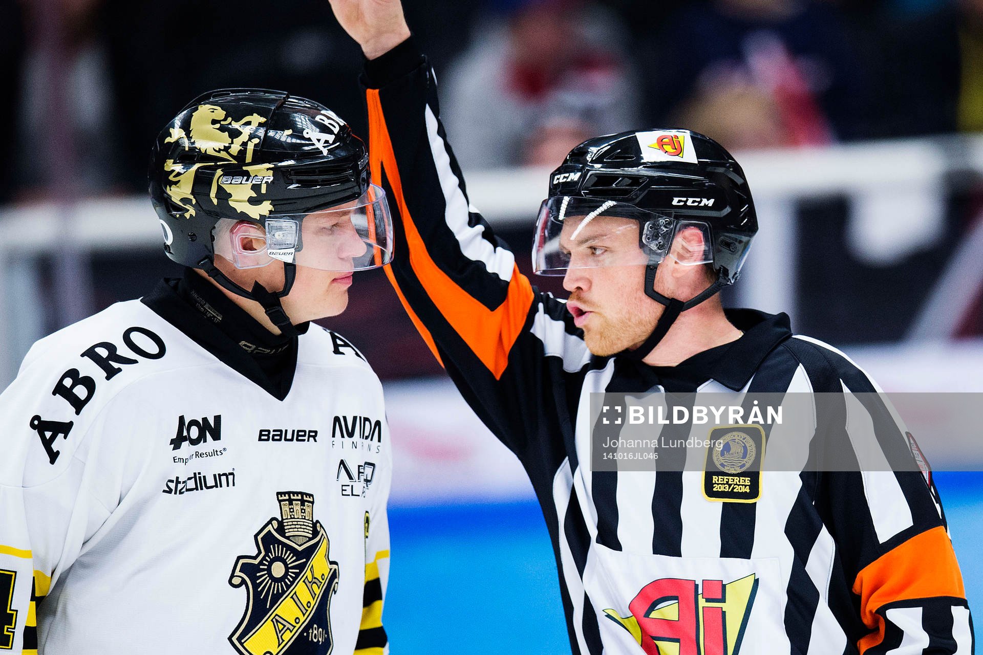 s Patric Blomdahl diskuterar med domare Johan Häll