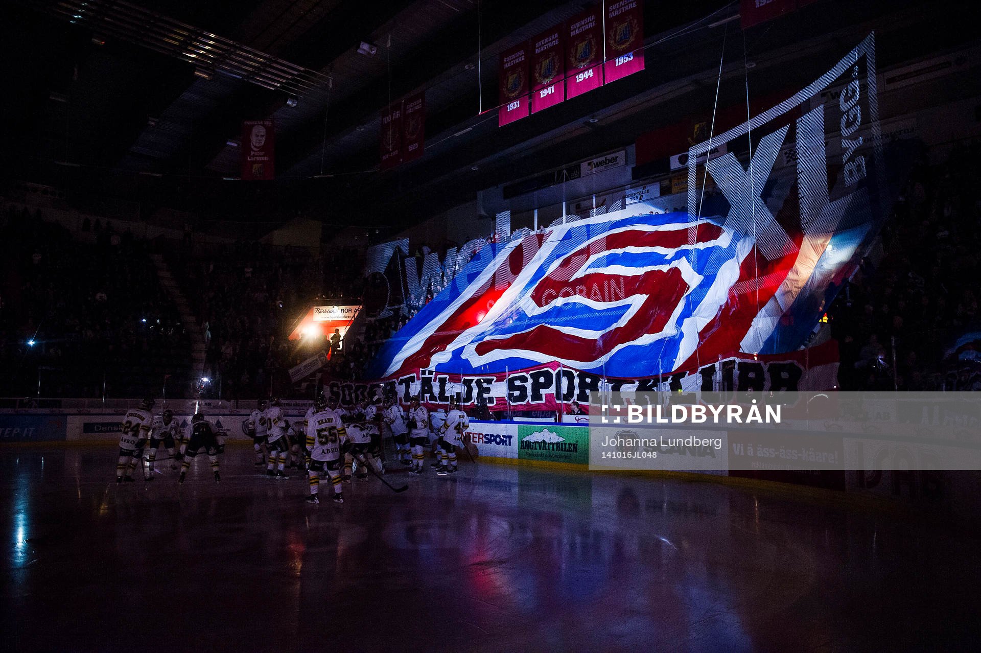 Södertäljes supportrar med ett tifo innan ishockeymatchen
