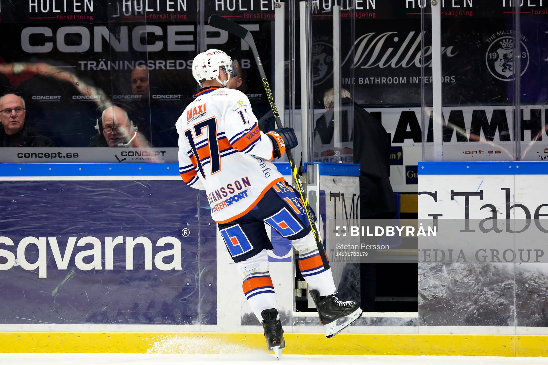 Växjös Alexander Johansson utvisas för tackling mot