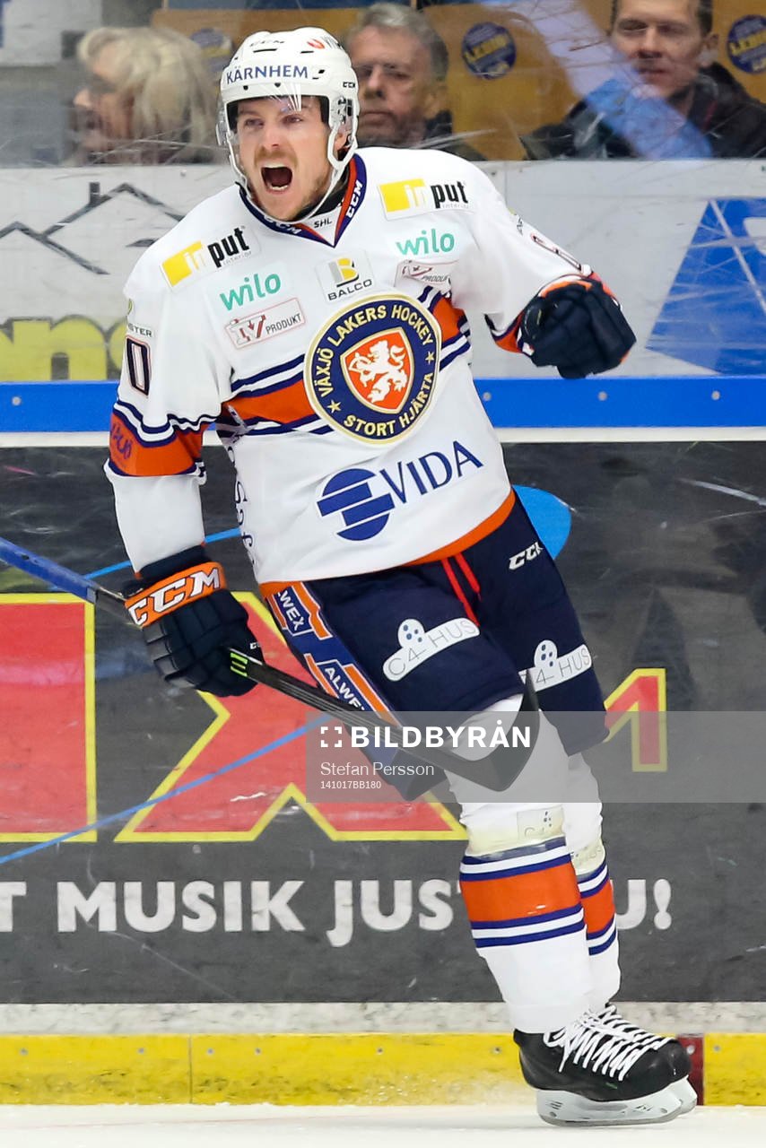 Växjös Erik Josefsson jublar