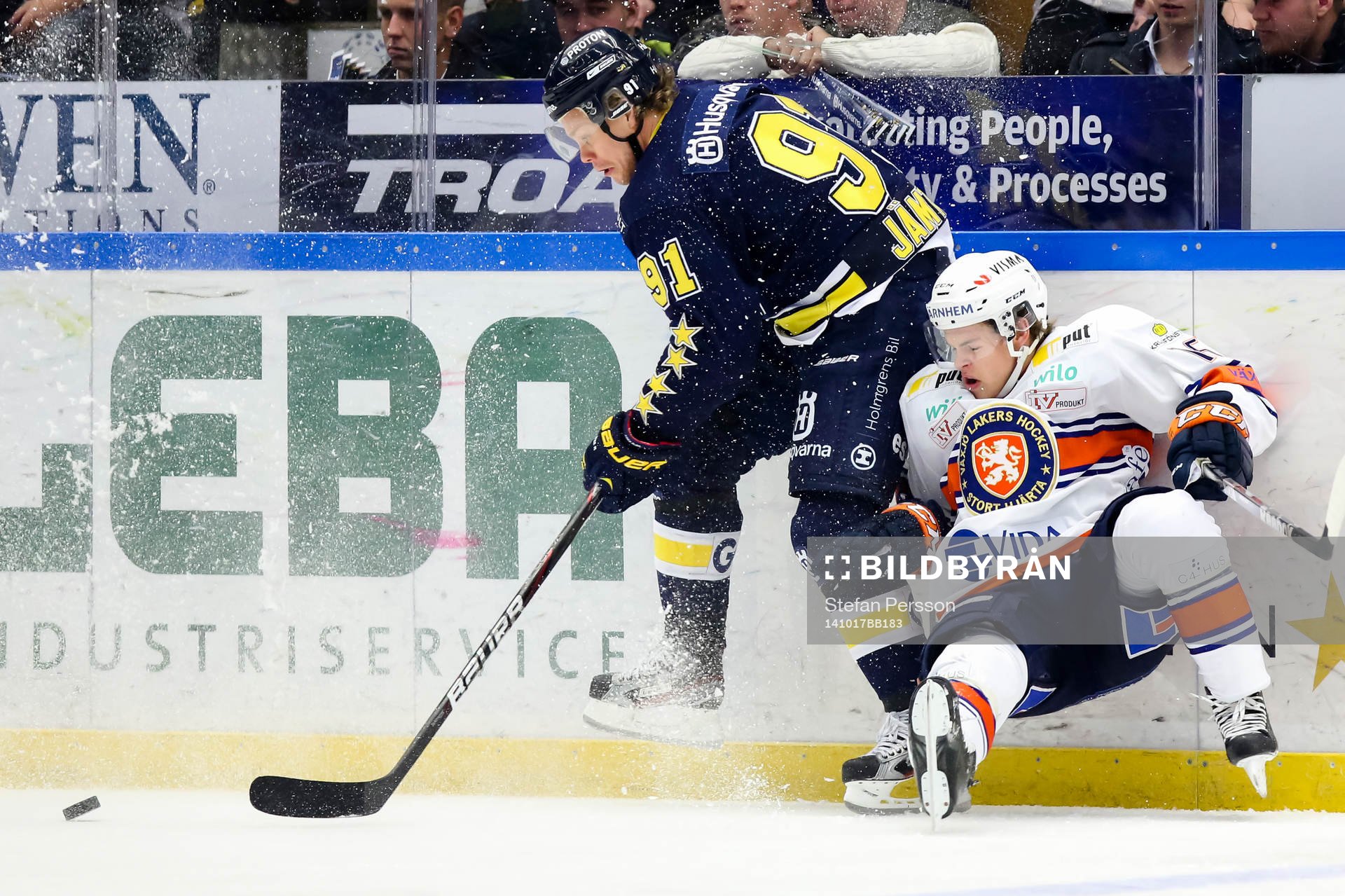 s Andreas Jämtin vinner pucken