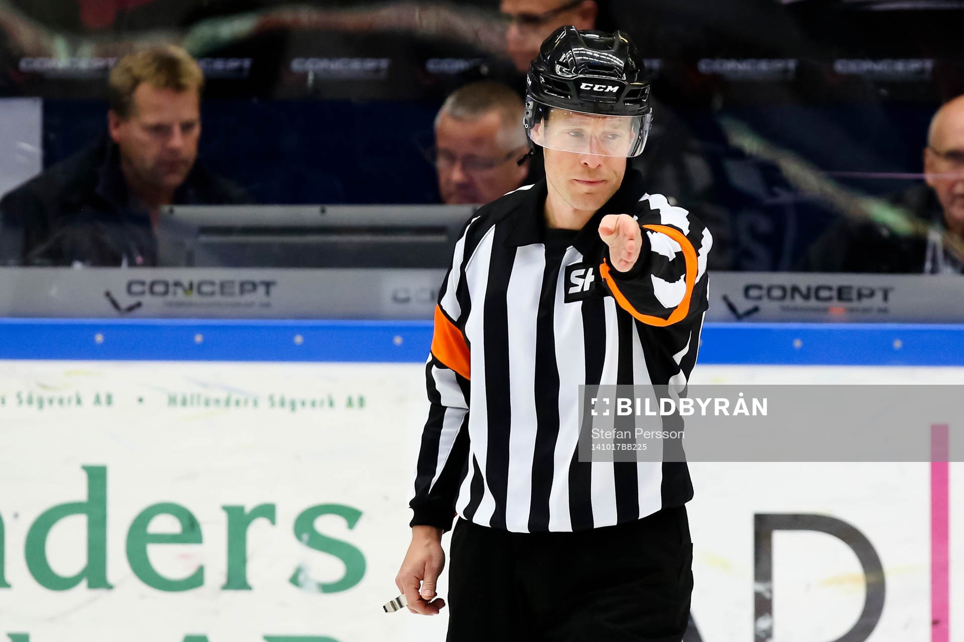 Domare Tobias Björk dömer mål för HV71