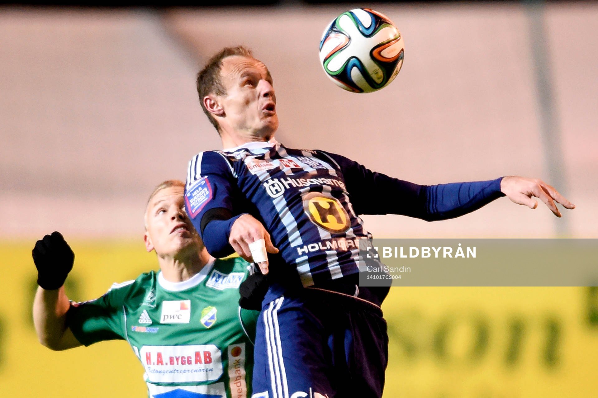 Ljungskiles Steven Old och Husqvarnas Dragan Kapcevic under fotbollsmatchen i superettan mellan Ljungskile och Husqvarna den 17 oktober 2014 i Ljungskile.