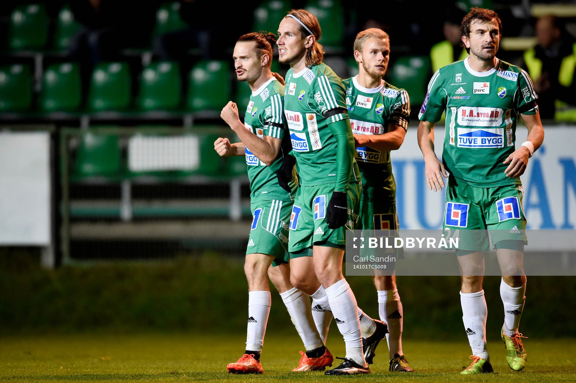 Ljungskiles Jonas Lindberg firar han gjort 1-1 med Niclas