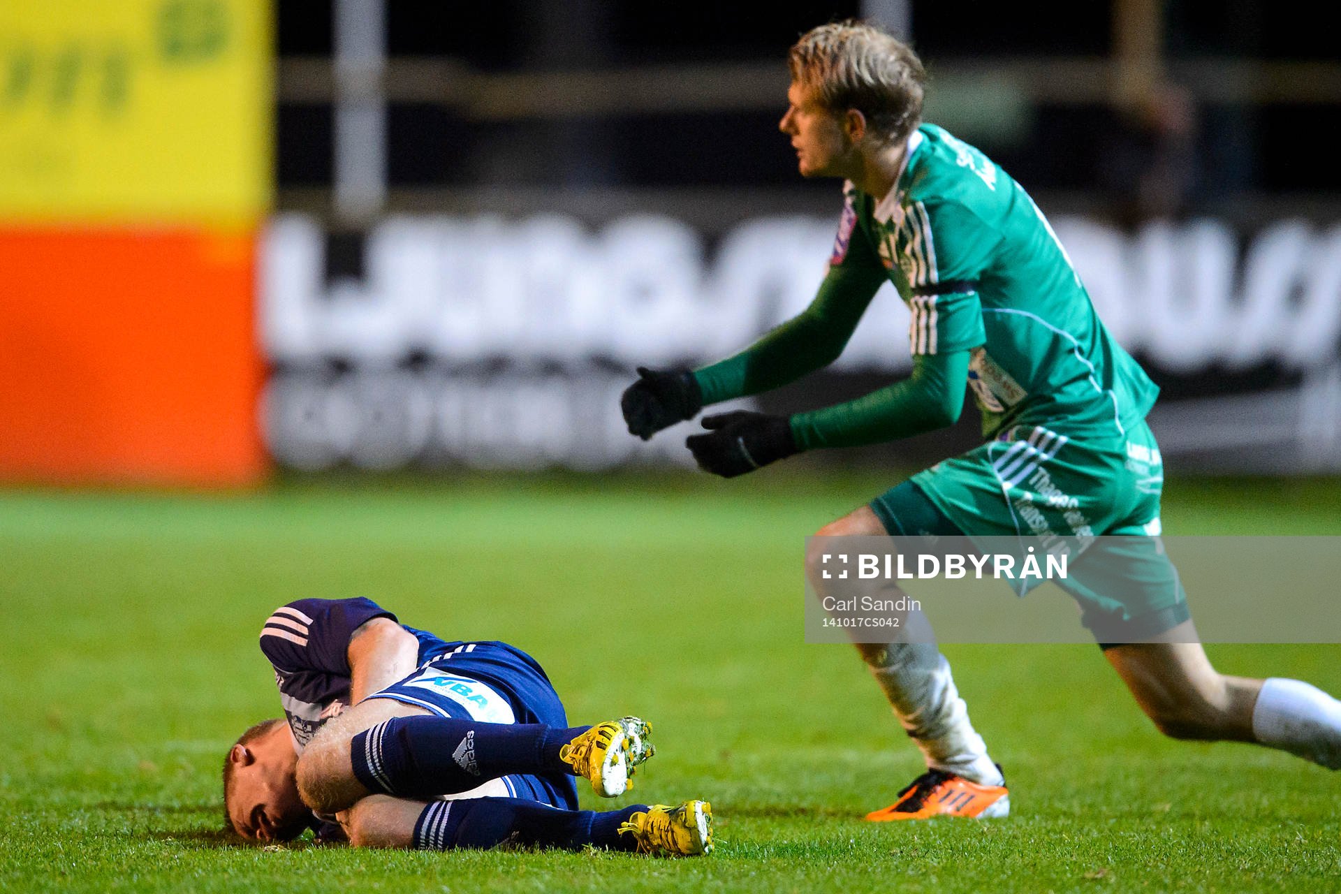 Husqvarnas Johan Karlefjärd ligger skadad på planen under fotbollsmatchen i superettan mellan Ljungskile och Husqvarna den 17 oktober 2014 i Ljungskile.