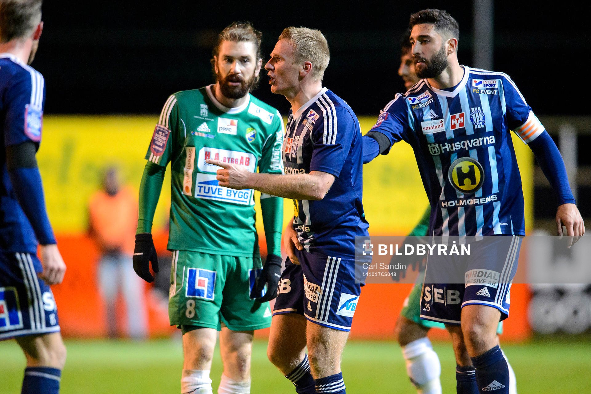 Husqvarnas Johan Karlefjärd gestikulerar mot domaren under fotbollsmatchen i superettan mellan Ljungskile och Husqvarna den 17 oktober 2014 i Ljungskile.