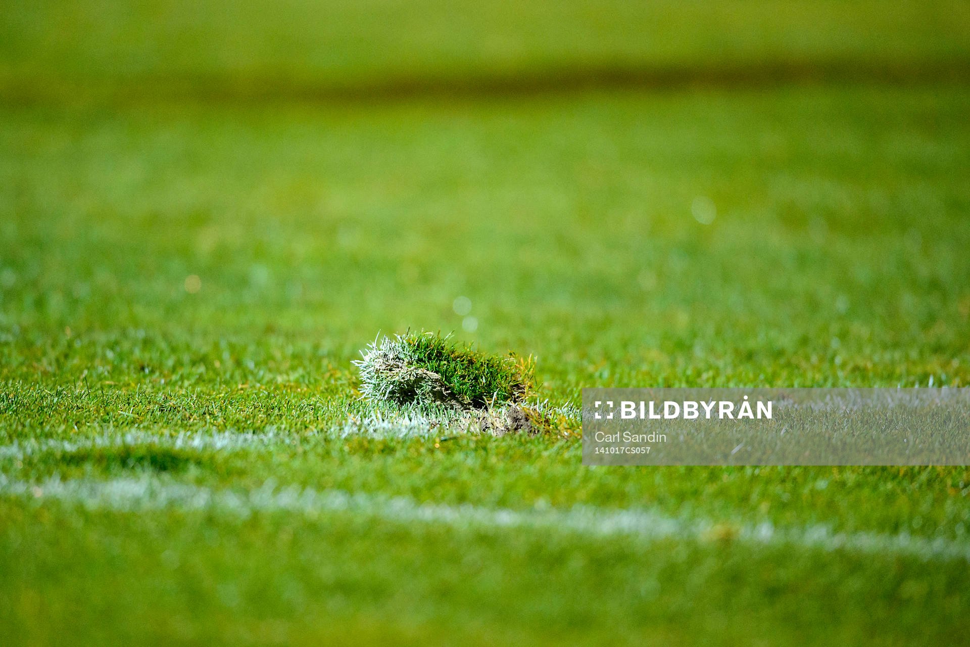 En grästuva på planen under fotbollsmatchen i superettan mellan Ljungskile och Husqvarna den 17 oktober 2014 i Ljungskile.