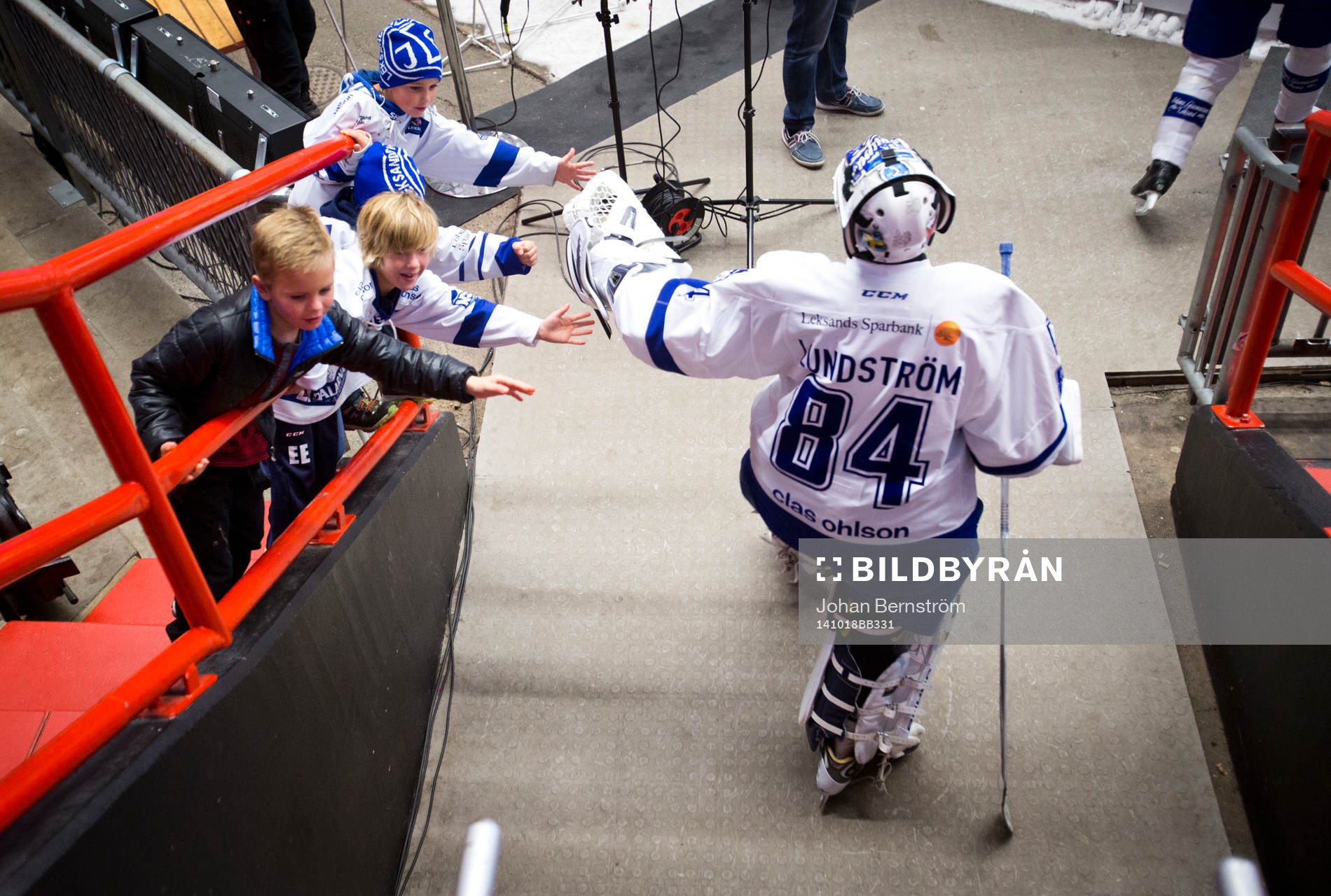 Leksands supportarar och målvakt Joakim Lundström innan