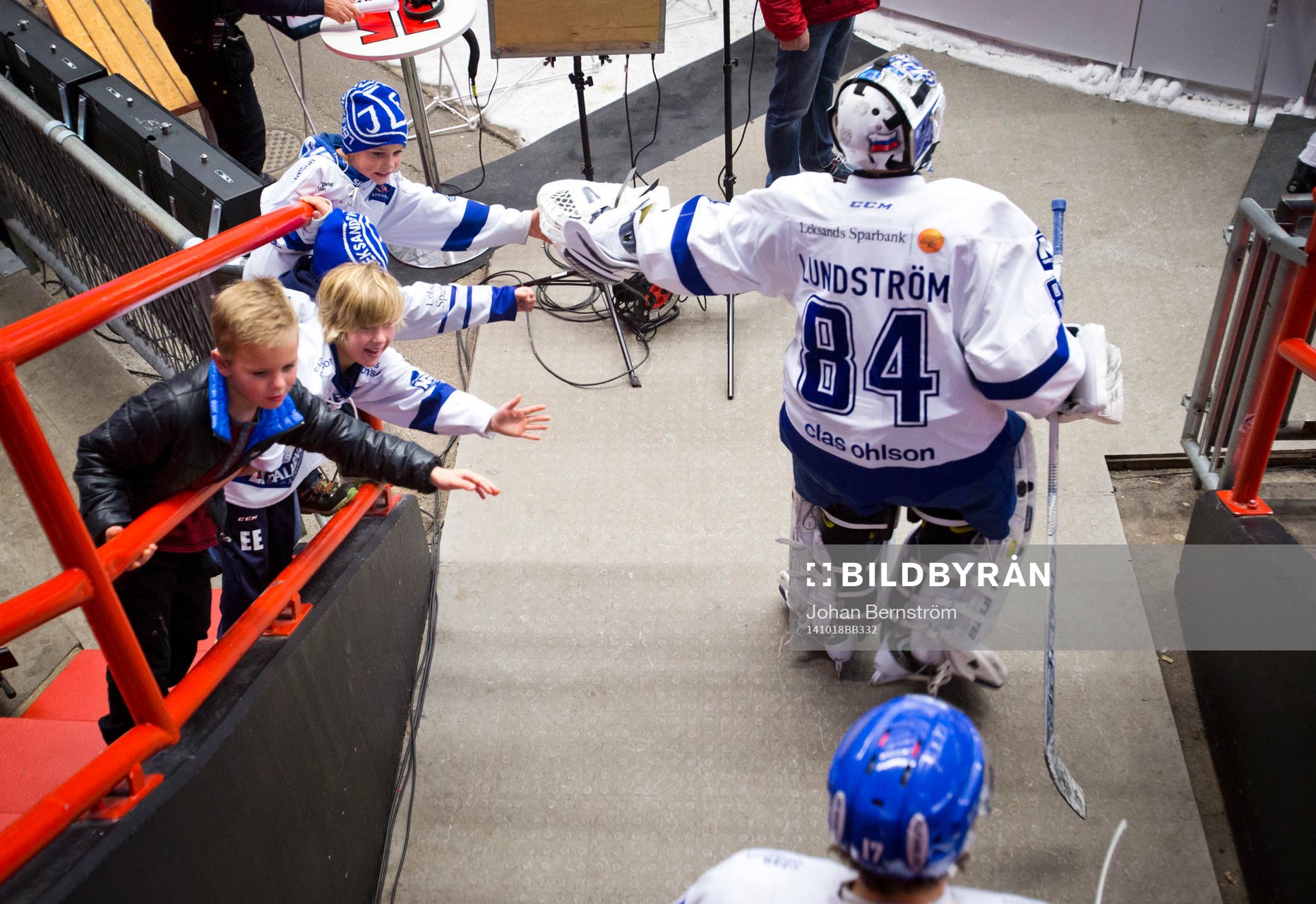 Leksands supportarar och målvakt Joakim Lundström innan